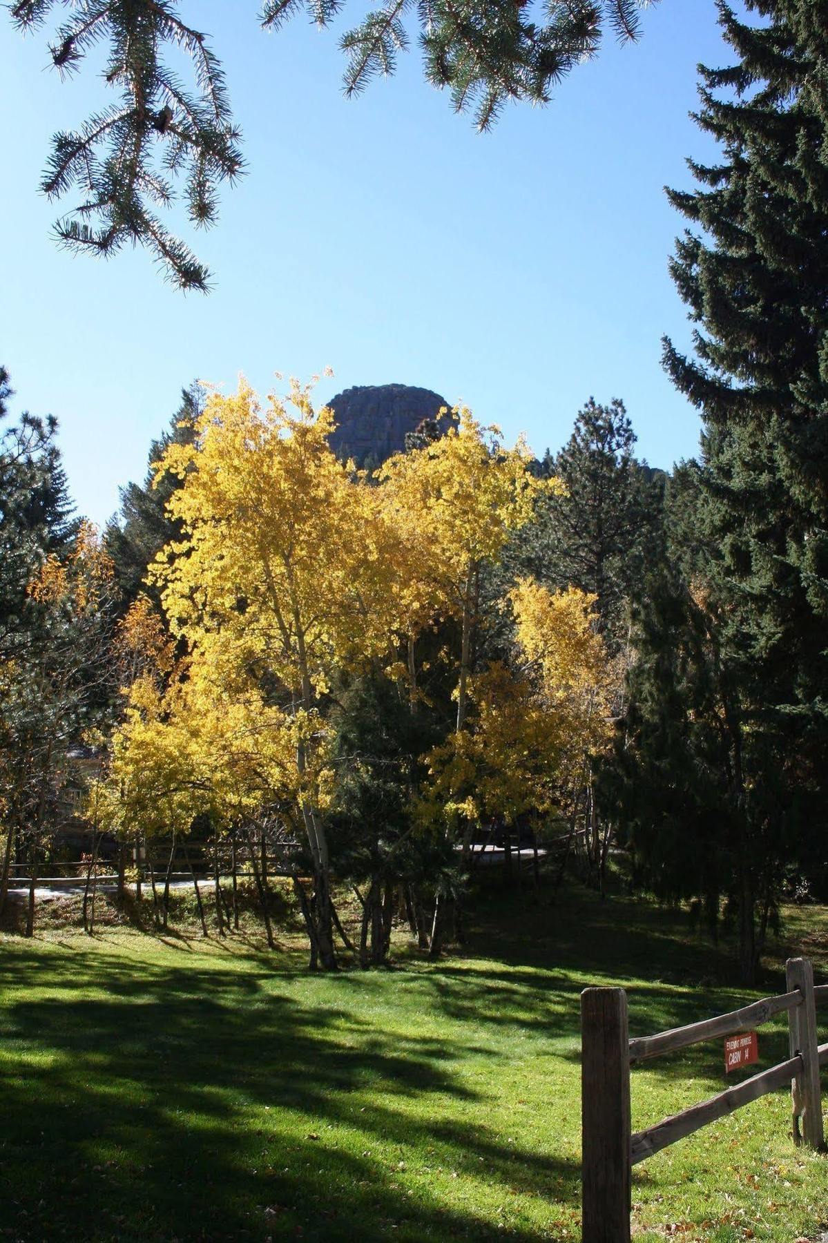 Streamside On Fall River Hotel