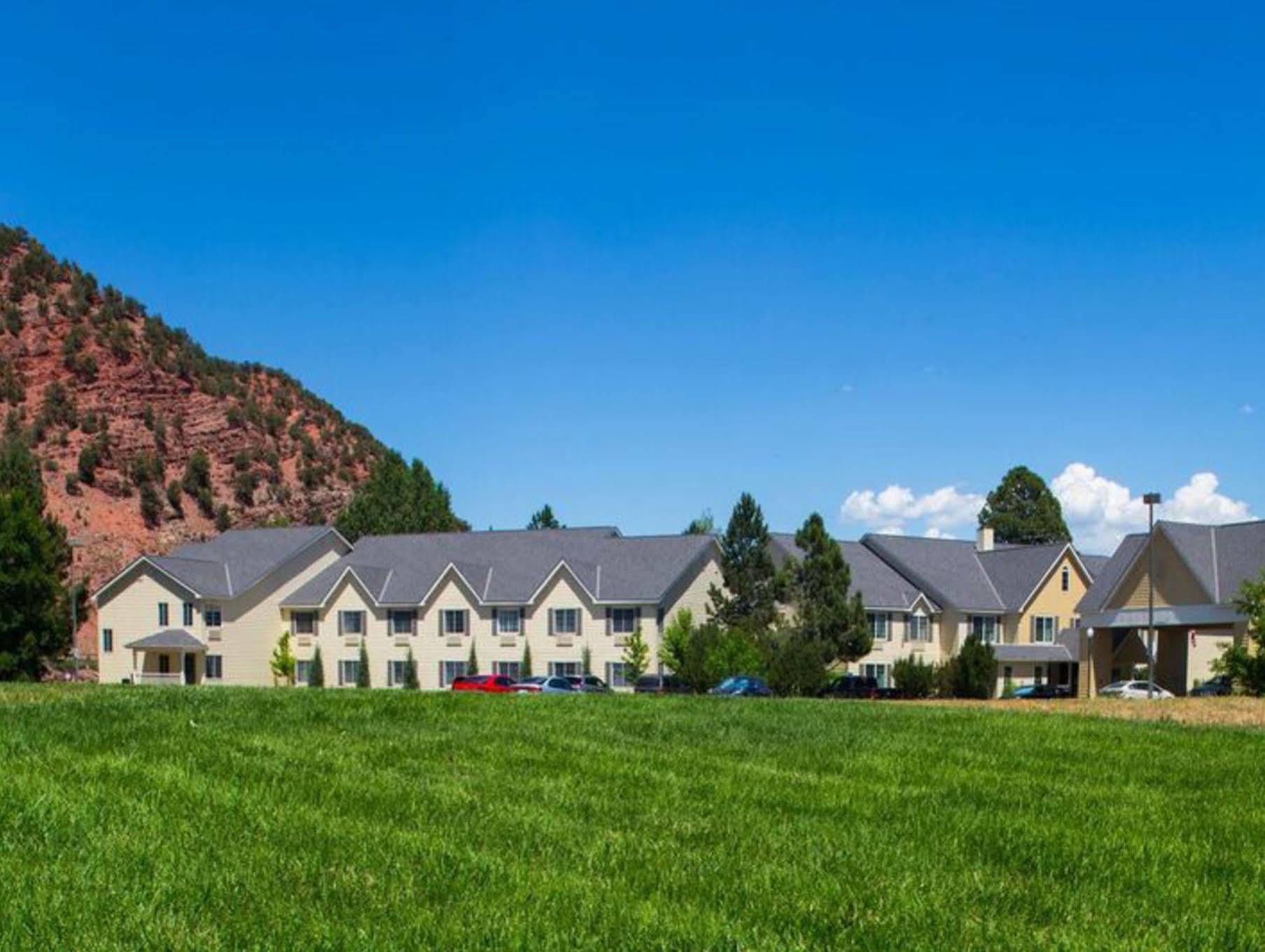 Hotel Comfort & On The Roaring Fork 2*