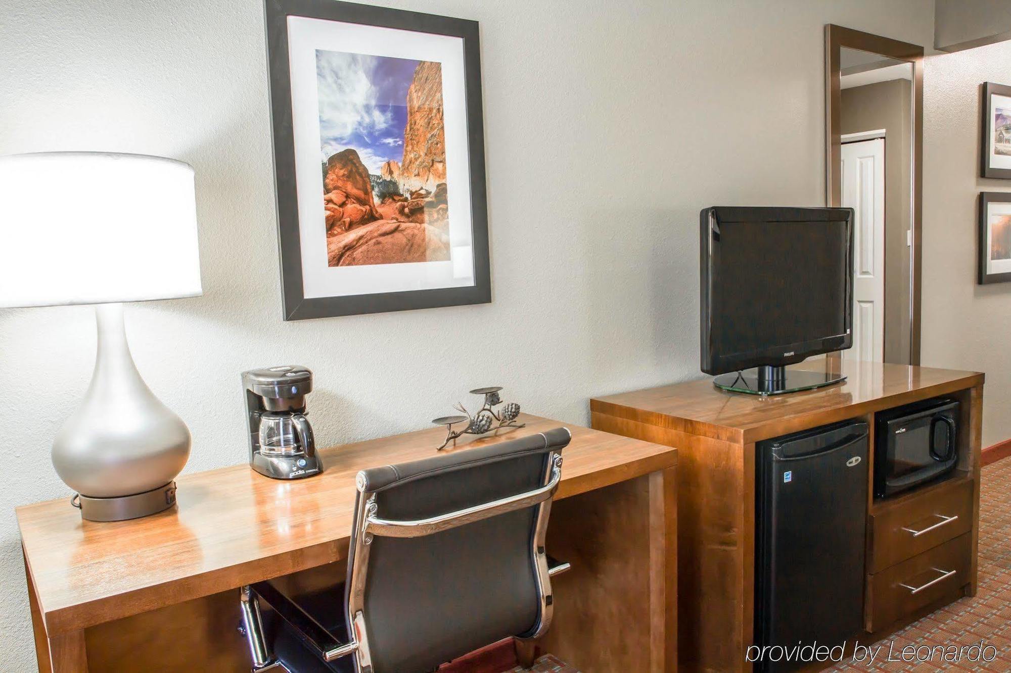 Hotel Comfort & On The Roaring Fork 2*
