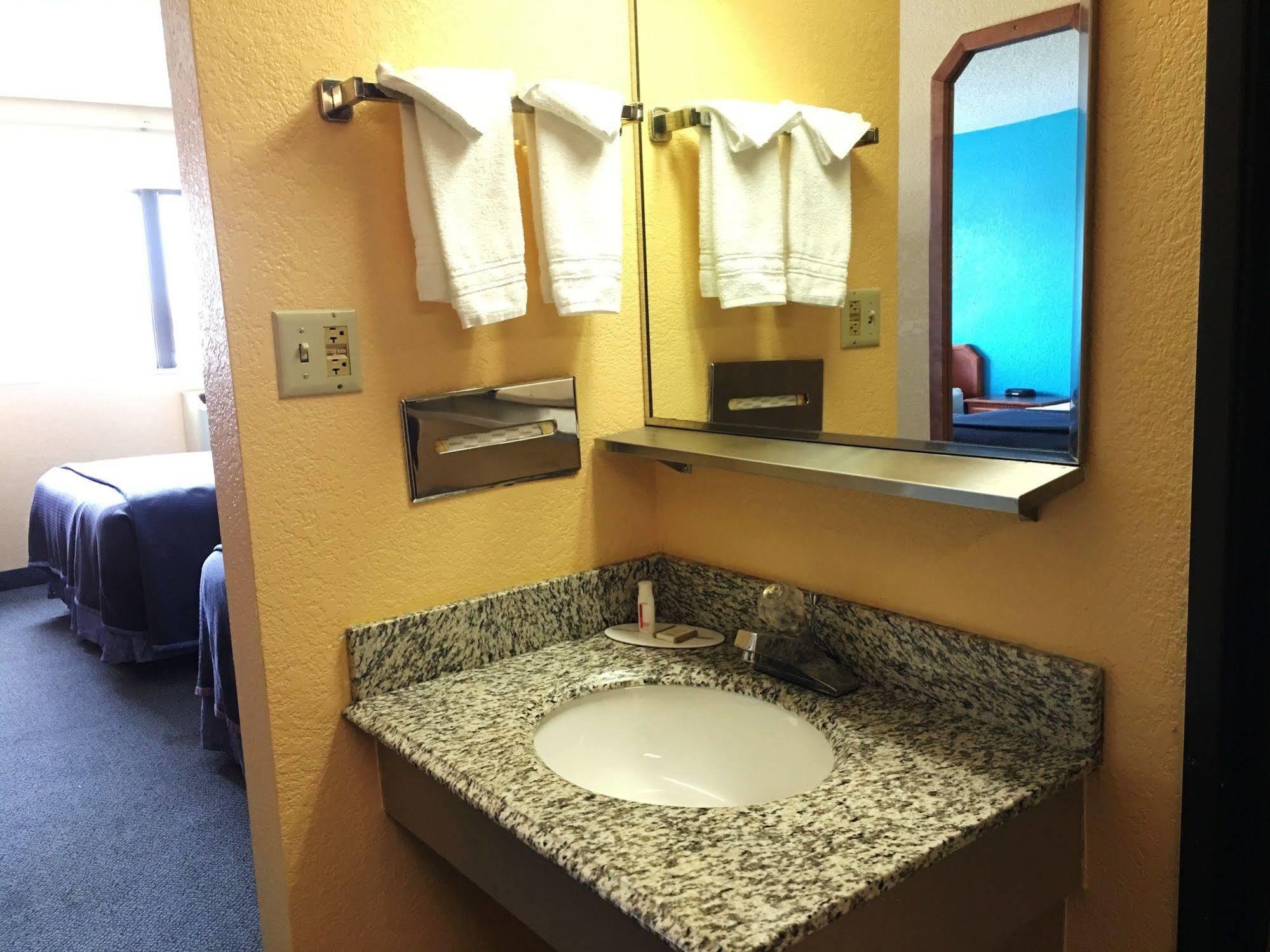 Howard Johnson By Wyndham Denver West Hotel