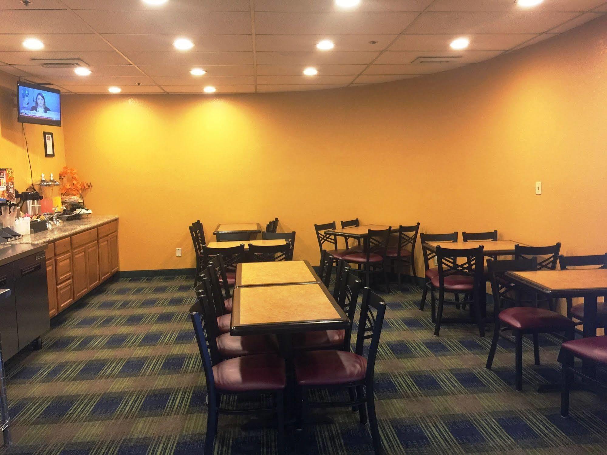 Howard Johnson By Wyndham Denver West Wheat Ridge