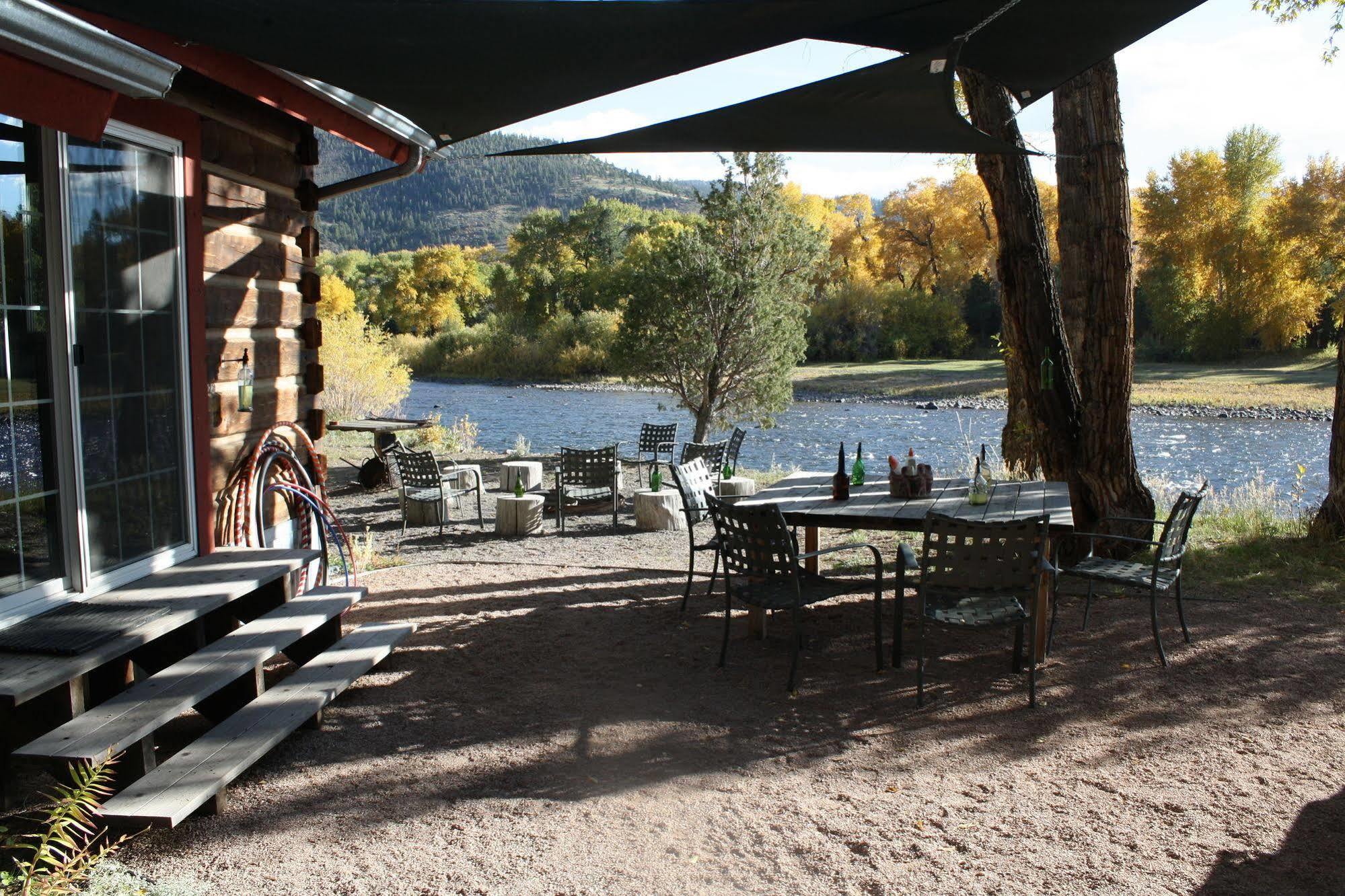 Riverside Meadows Lodge *