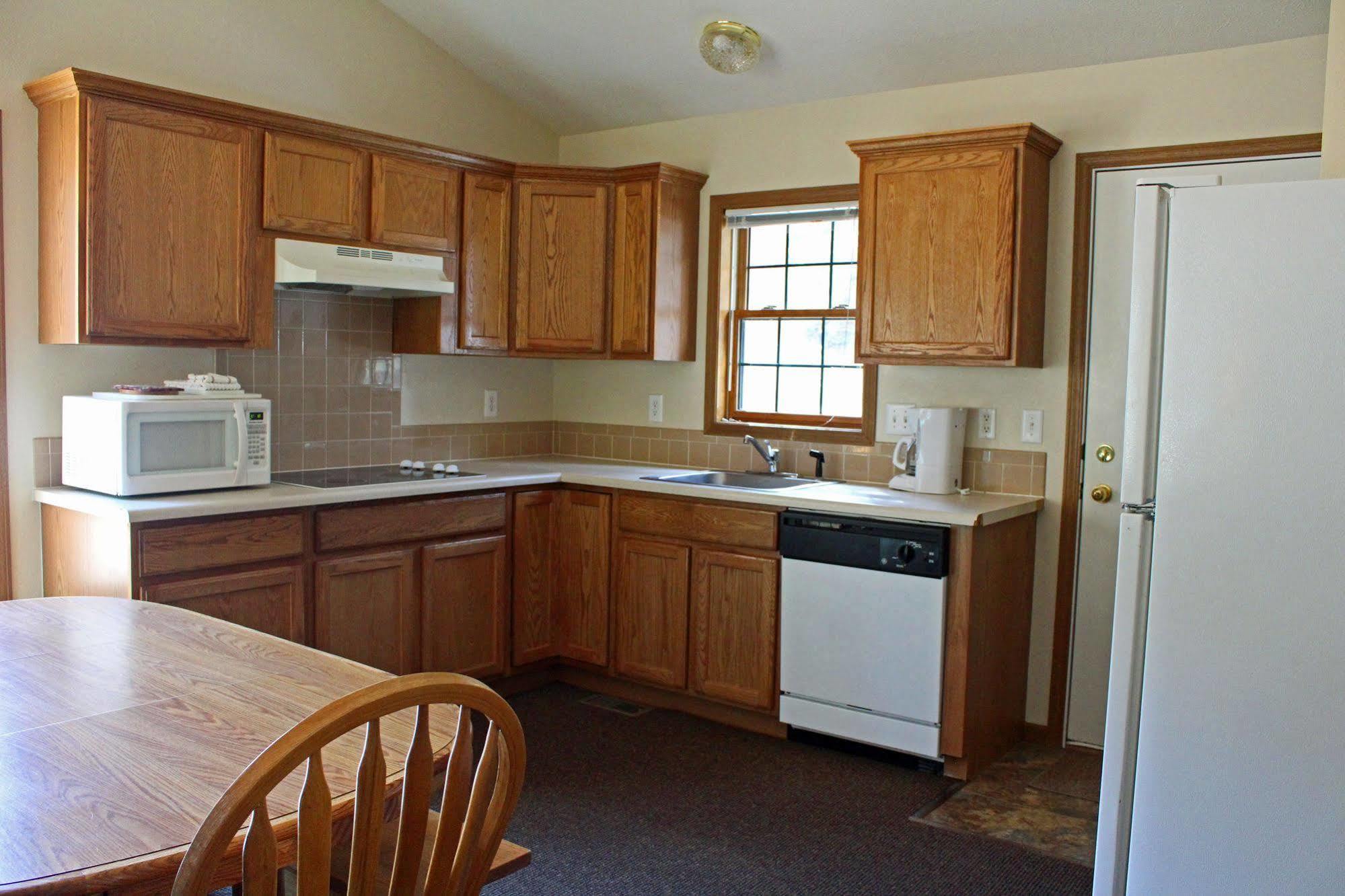 The Evergreens On Fall River 3*