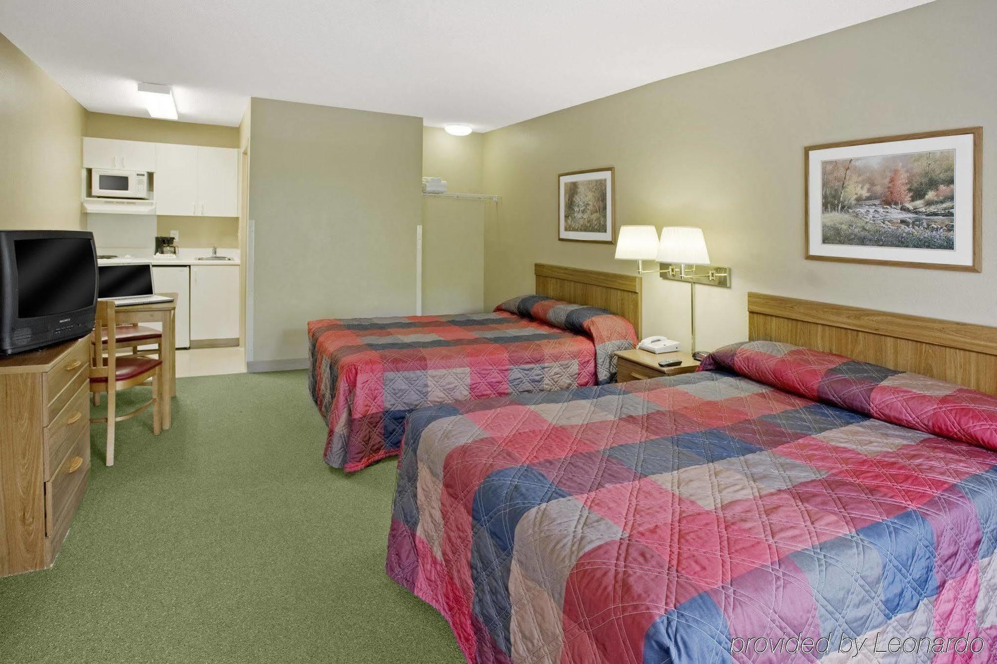 Hometowne By Red Roof Denver - Motel 2*