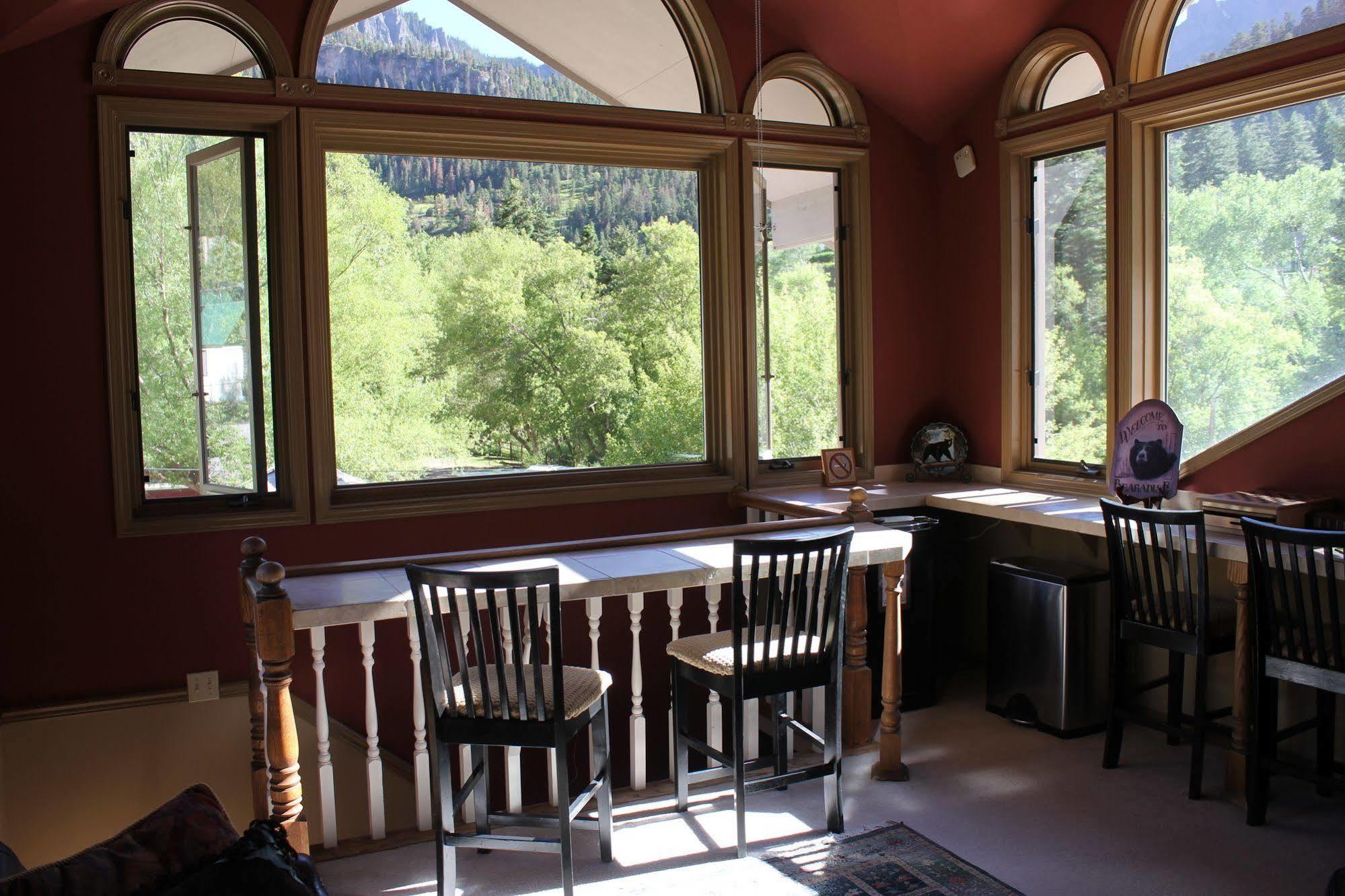 Black Bear Manor 2*