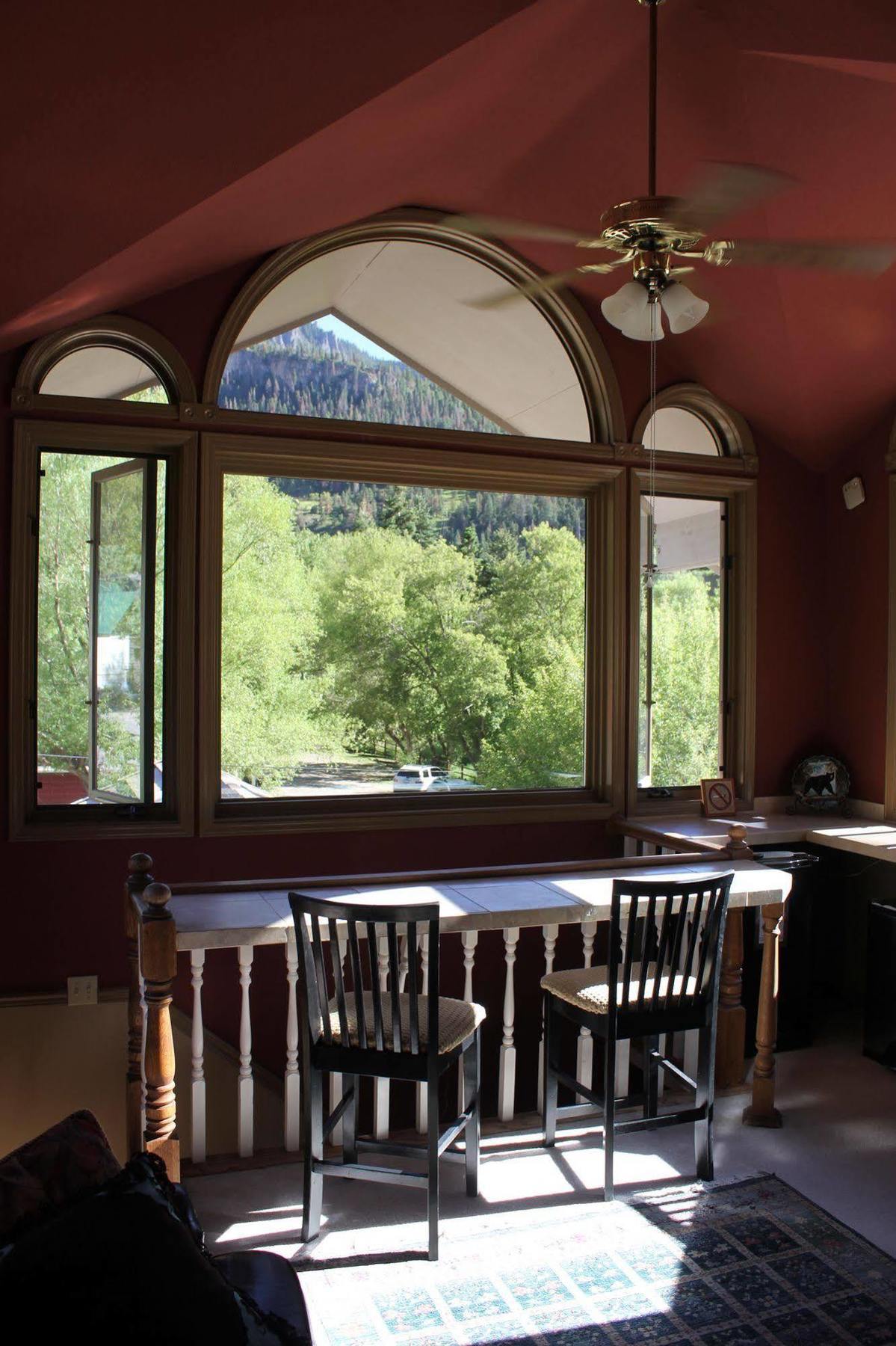 Black Bear Manor 2*
