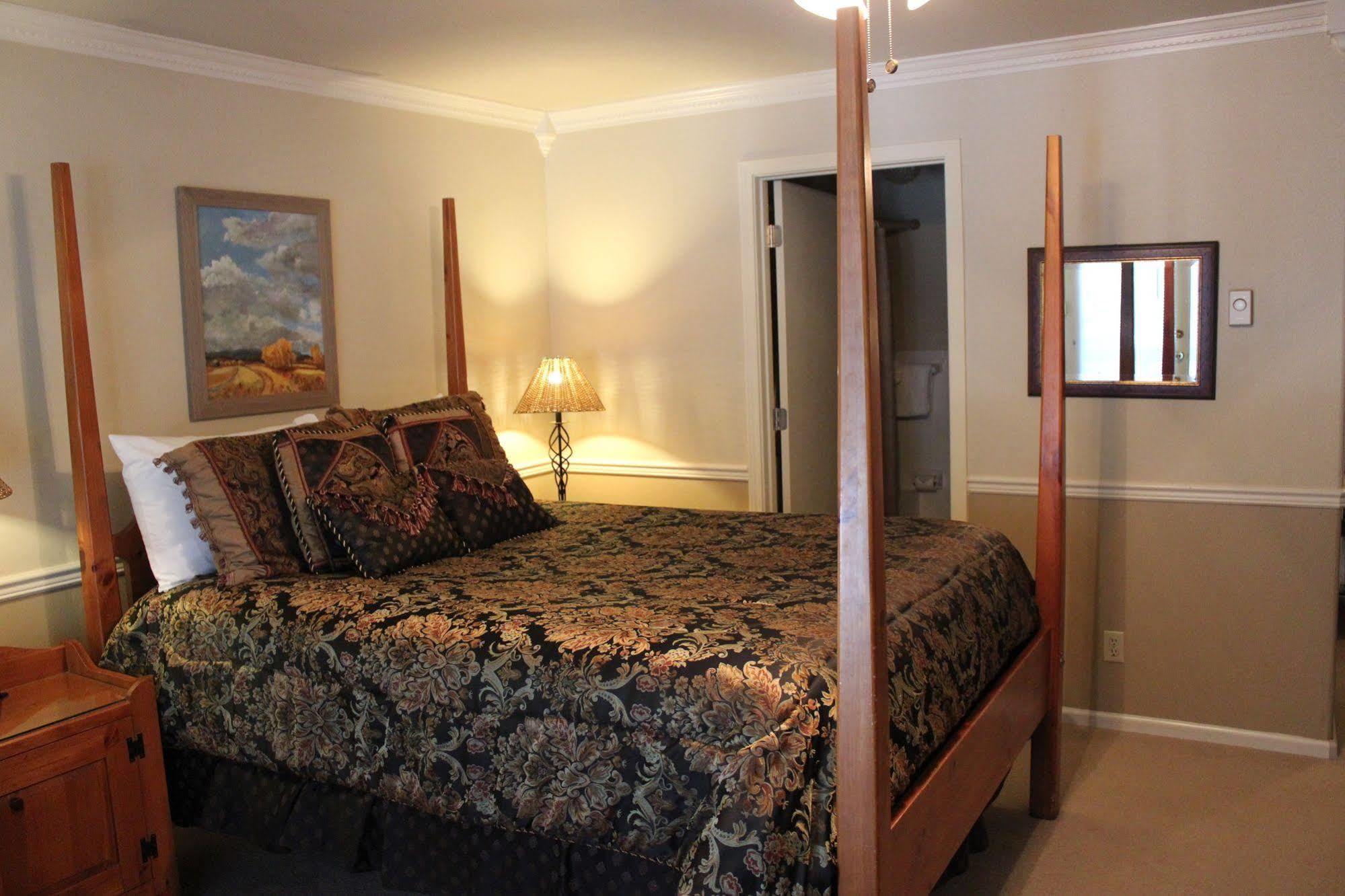Black Bear Manor 2*