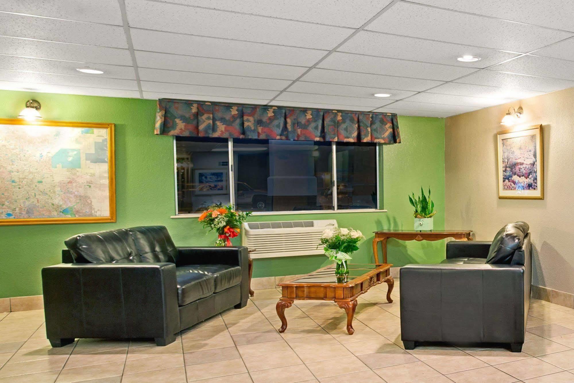 Hotel Super 8 By Wyndham North East Denver
