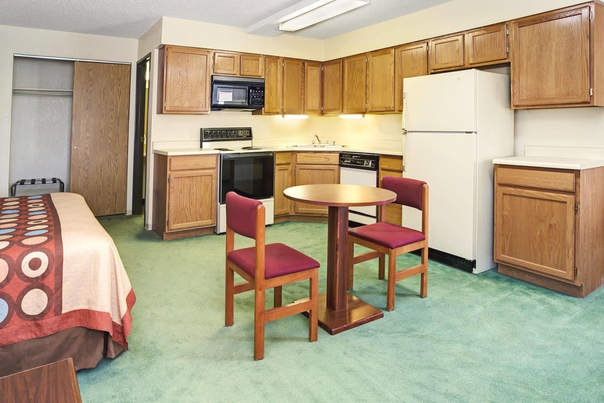 Super 8 By Wyndham North East Denver Hotel