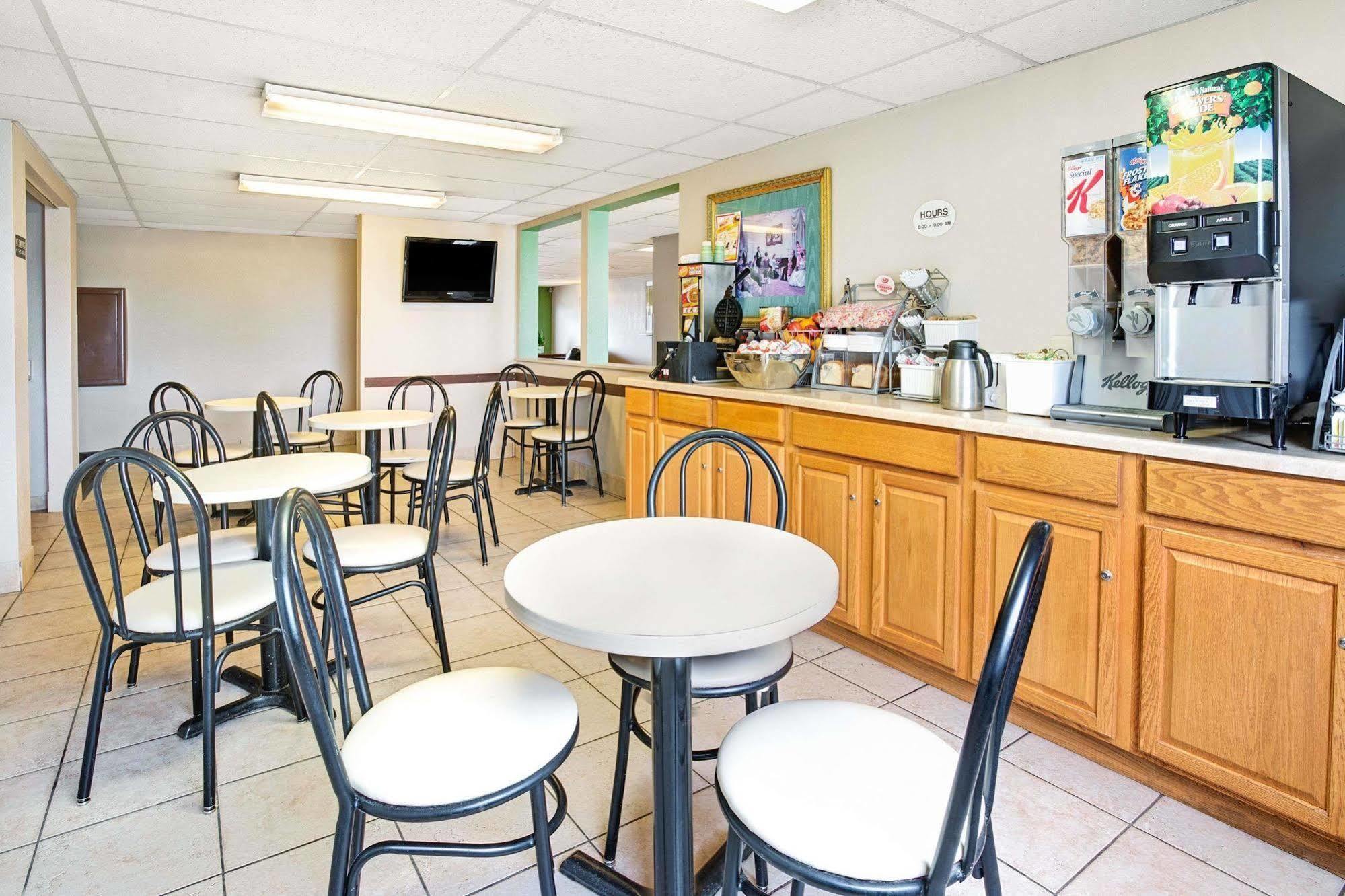 Super 8 By Wyndham North East Denver Hotel 2*