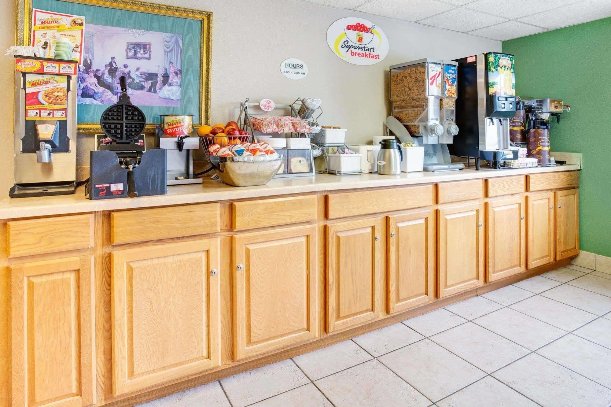 Hotel Super 8 By Wyndham North East Denver 2*