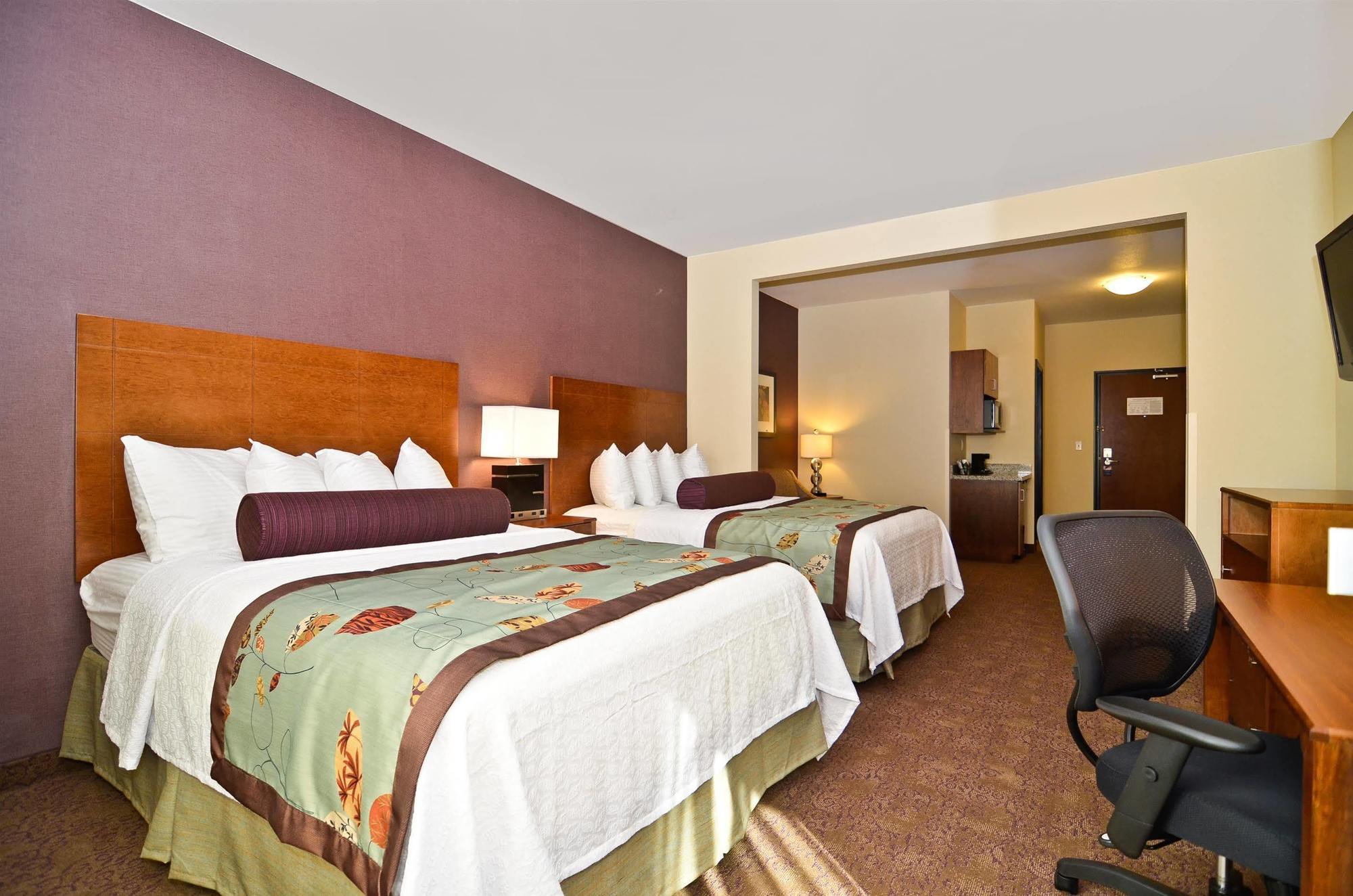 Western Carousel & Hotel 3*