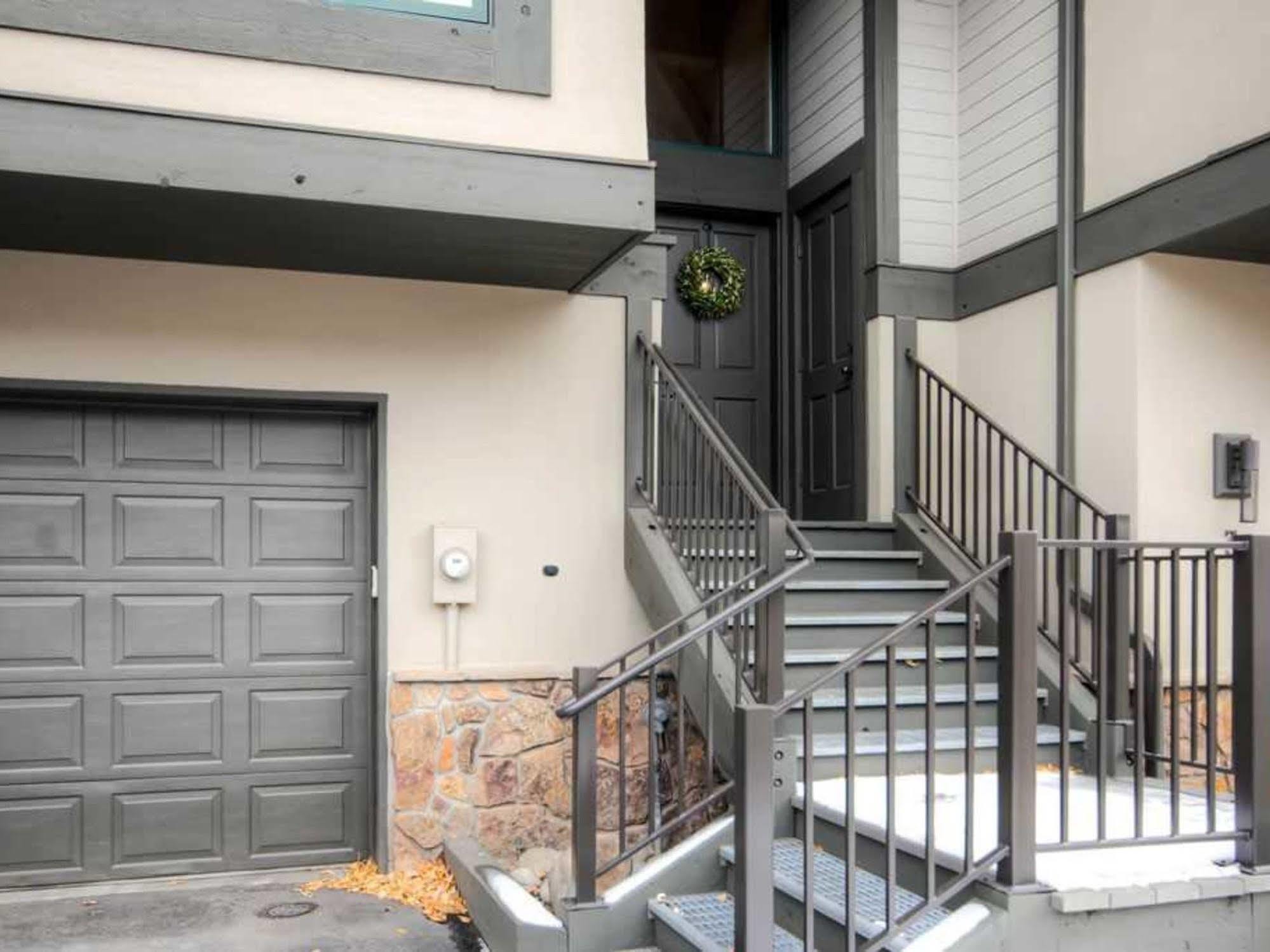 One Place Townhomes 3*