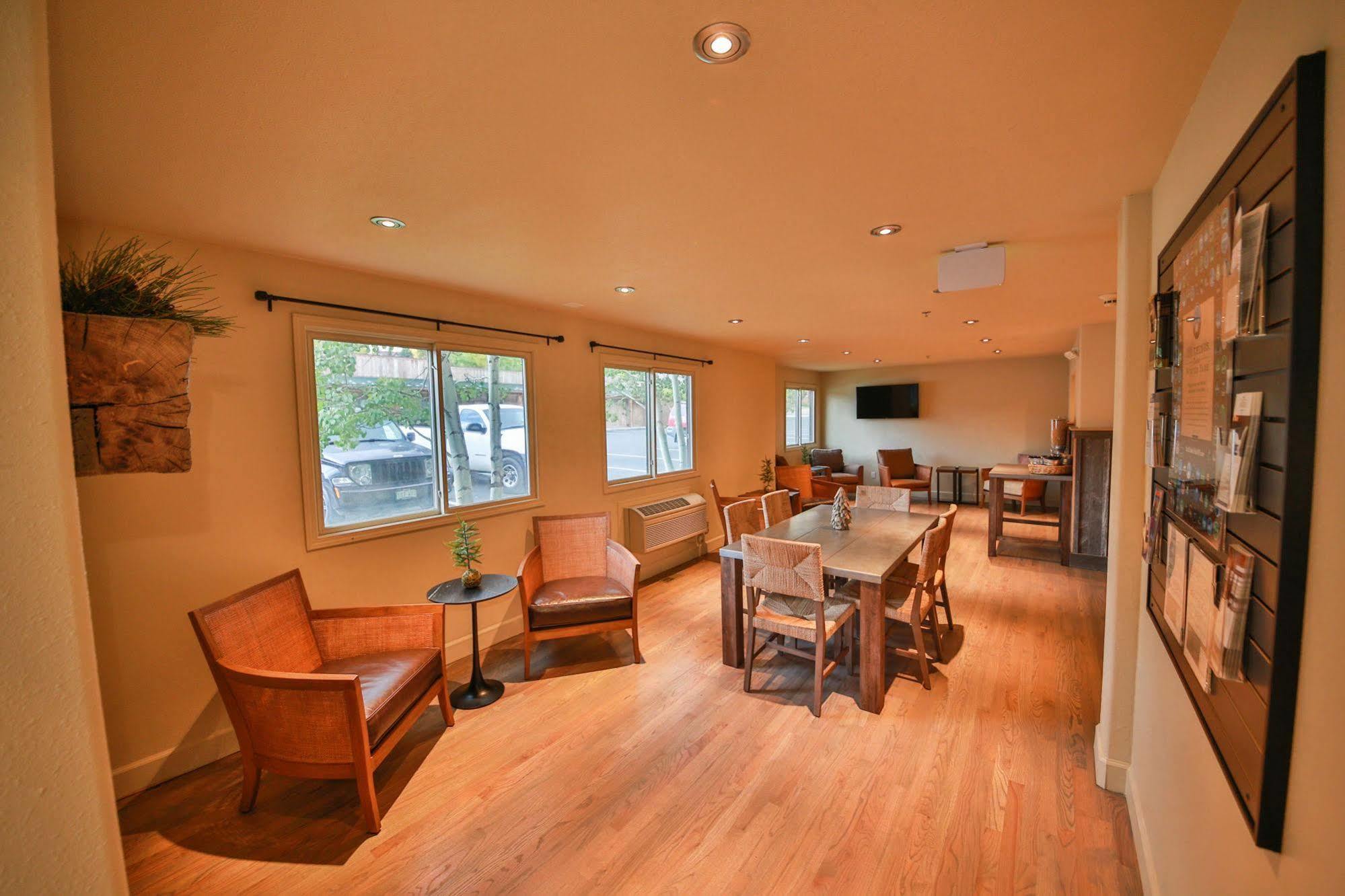 Trailhead Motel 2*