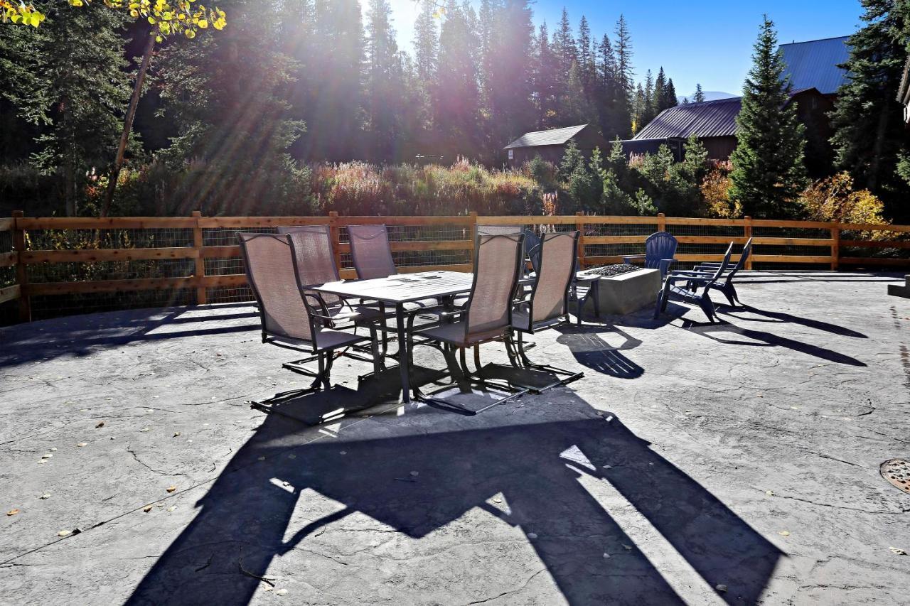 Slopeside Luxury Chalet: Riverside With Hot Tub & Activity Perks