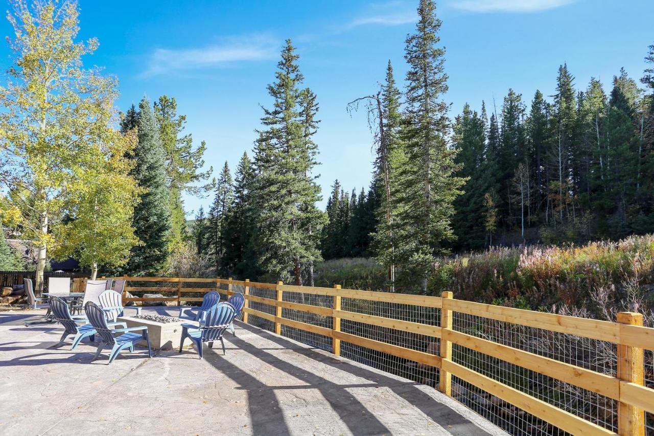 Slopeside Luxury Chalet: Riverside With Hot Tub & Activity Perks Holiday home