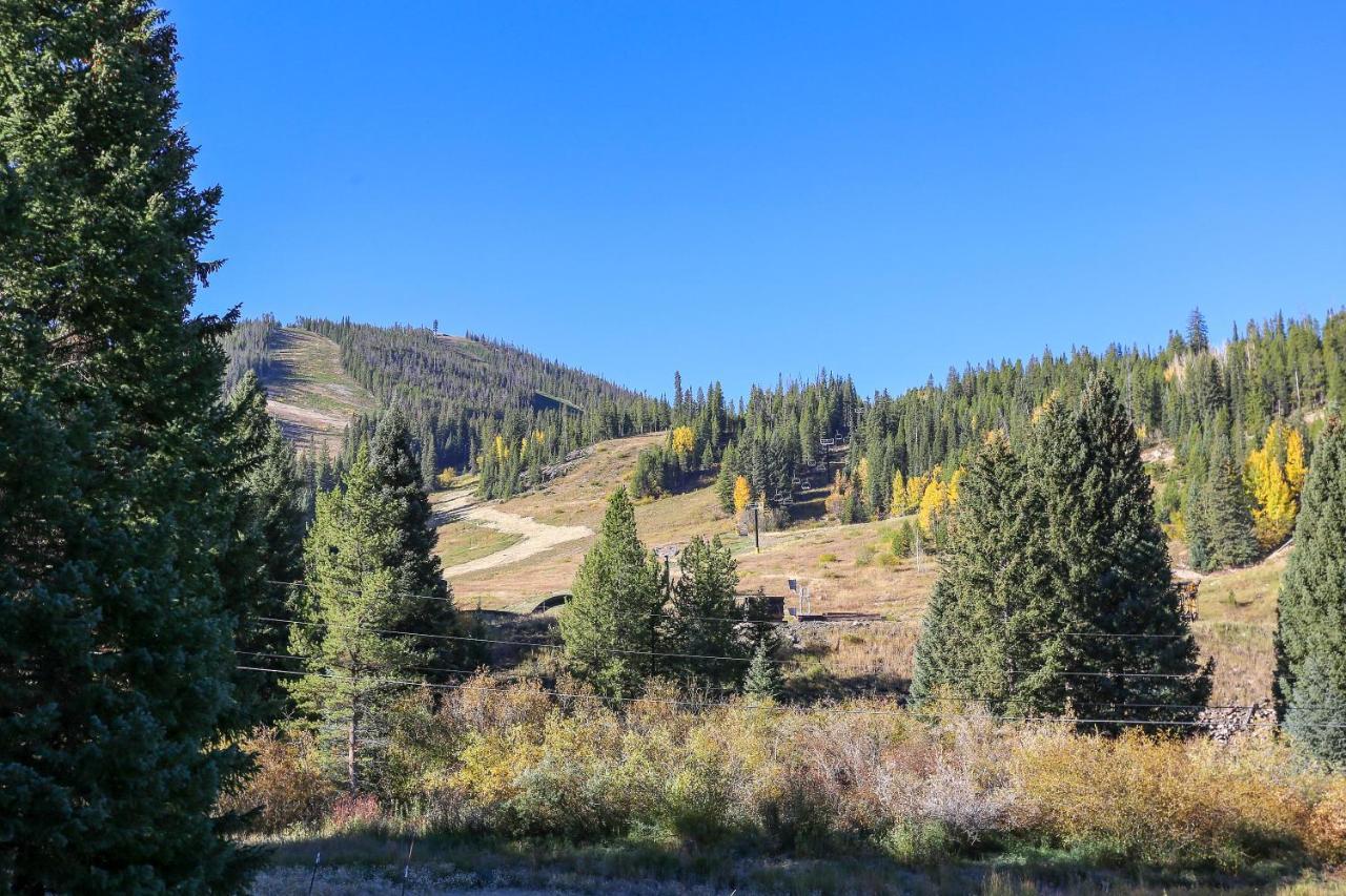 Slopeside Luxury Chalet: Riverside With Hot Tub & Activity Perks