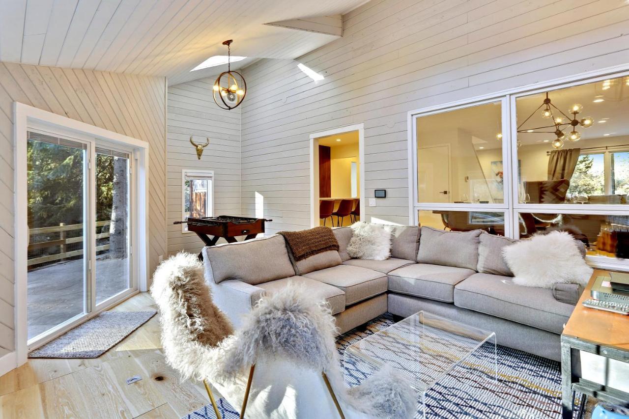 Slopeside Luxury Chalet: Riverside With Hot Tub & Activity Perks *