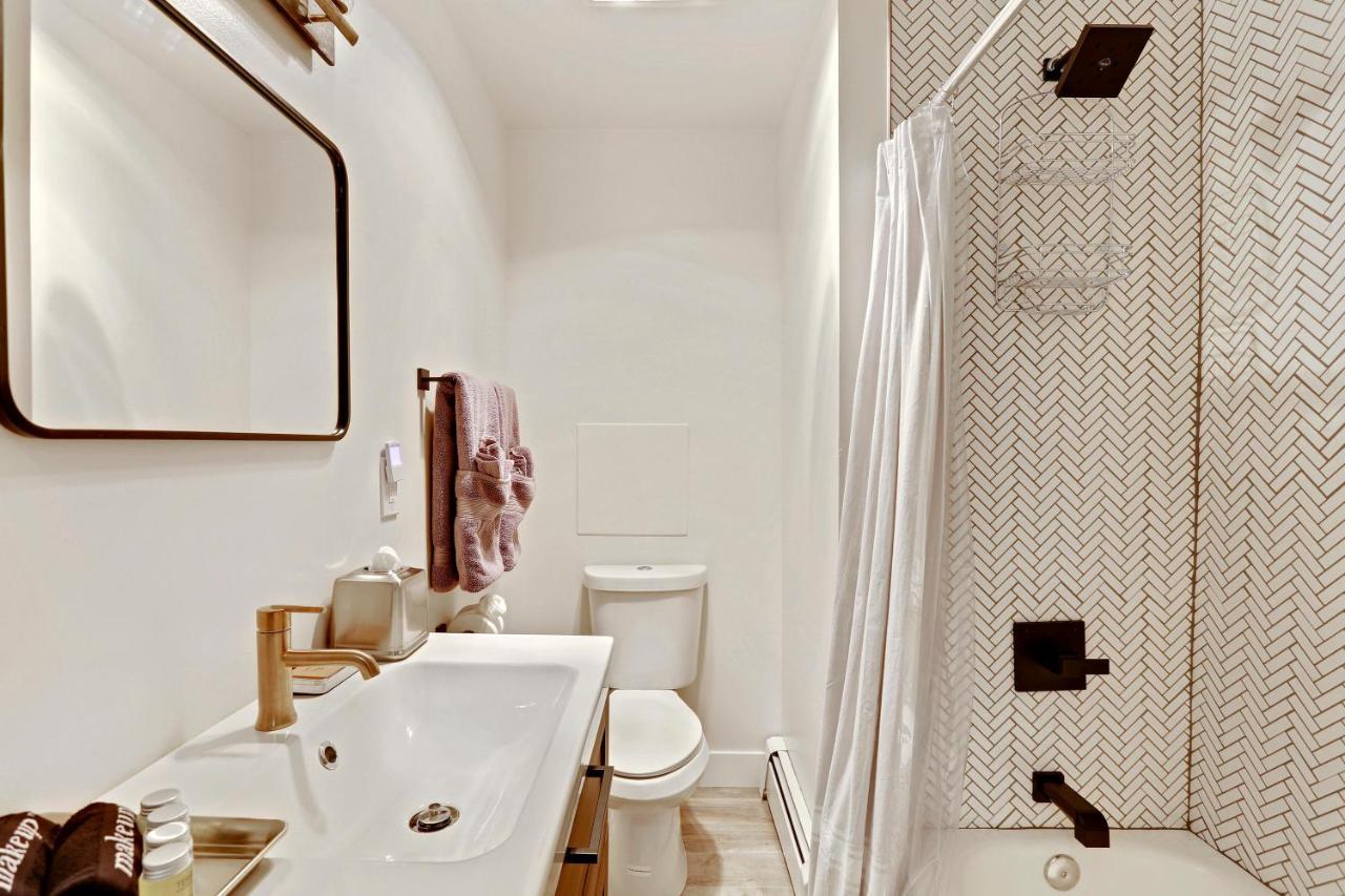 Slopeside Luxury Chalet: Riverside With Hot Tub & Activity Perks *