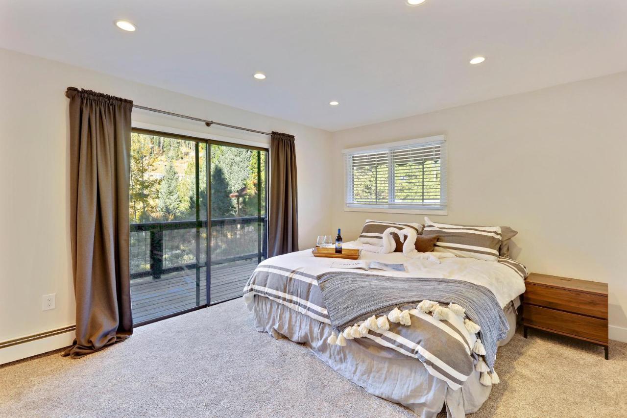 Slopeside Luxury Chalet: Riverside With Hot Tub & Activity Perks Winter Park