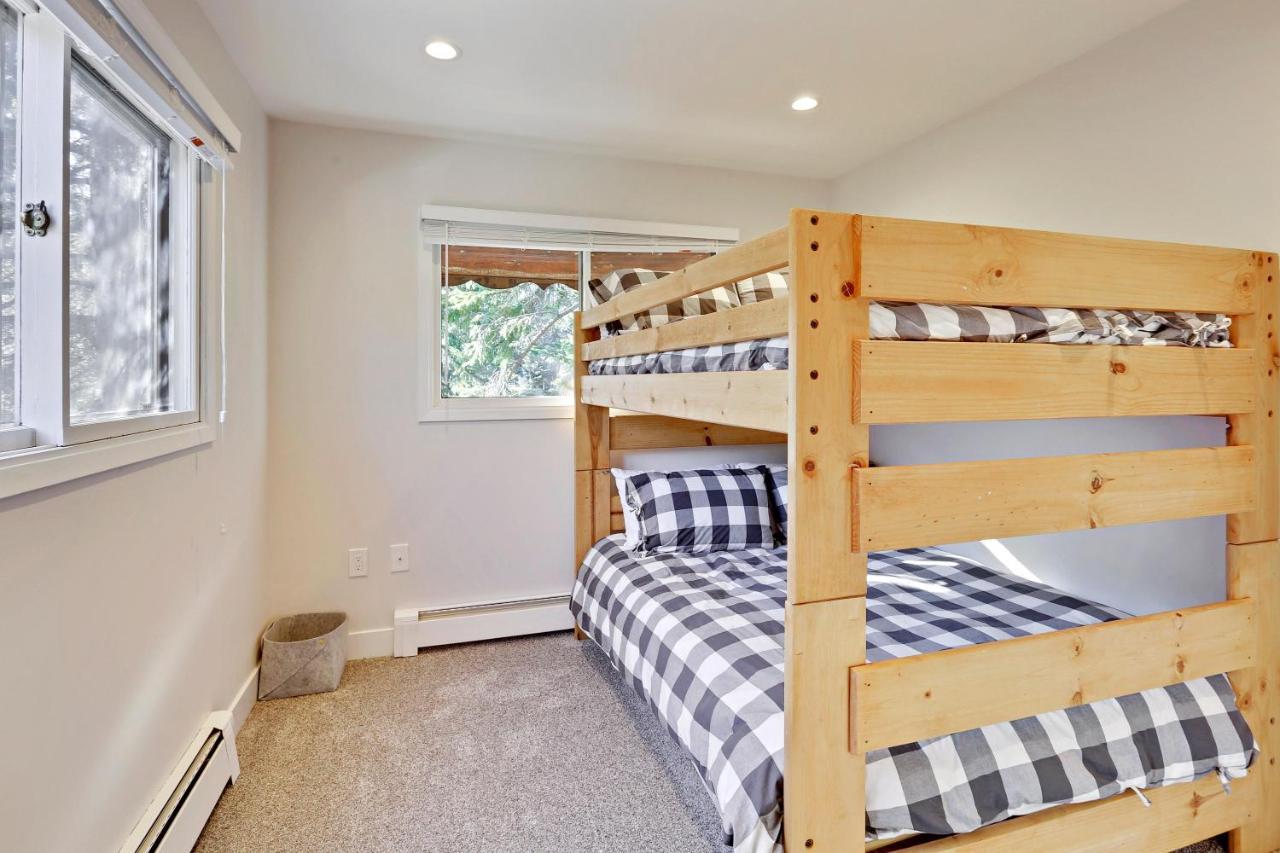 Slopeside Luxury Chalet: Riverside With Hot Tub & Activity Perks Holiday home