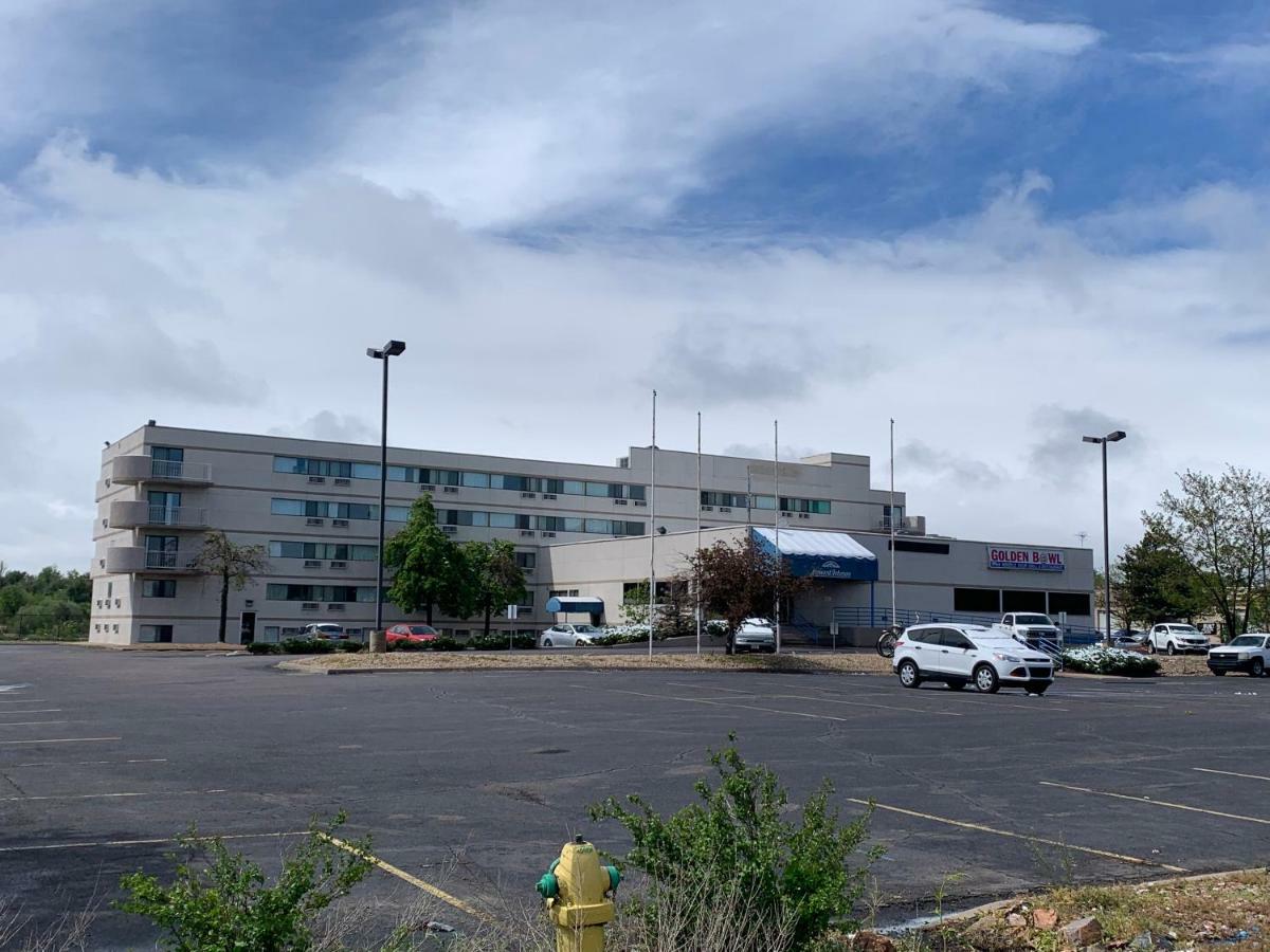 Howard Johnson By Wyndham Denver West Hotel 2*
