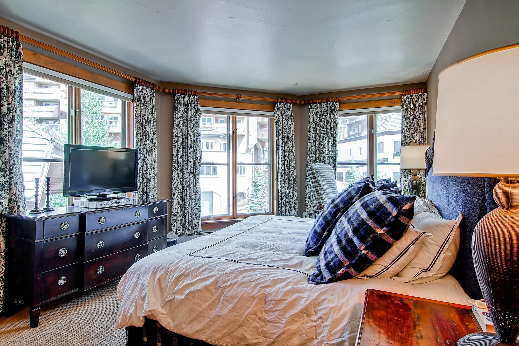 Villa Montane By East West *