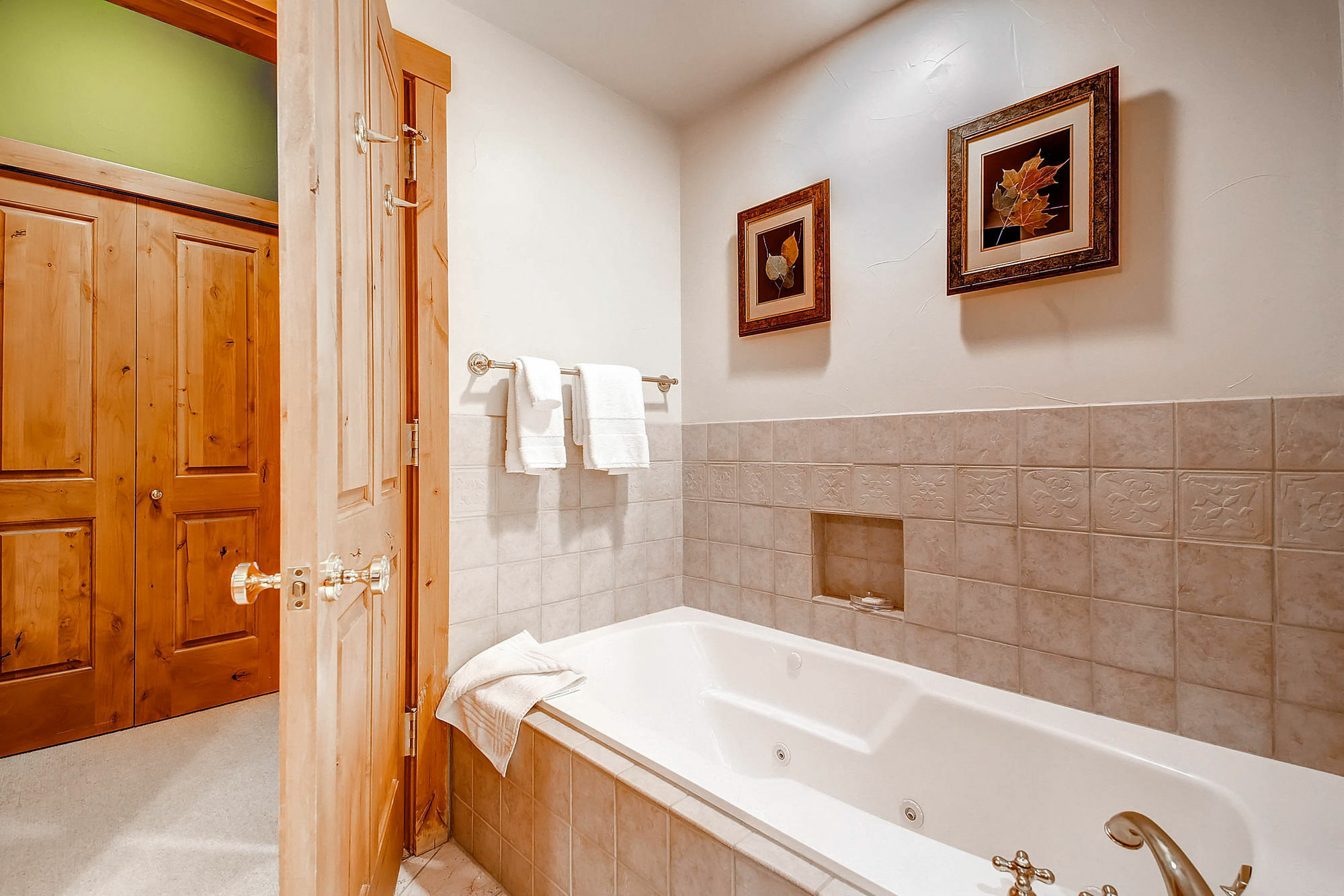 Villa Montane By East West *