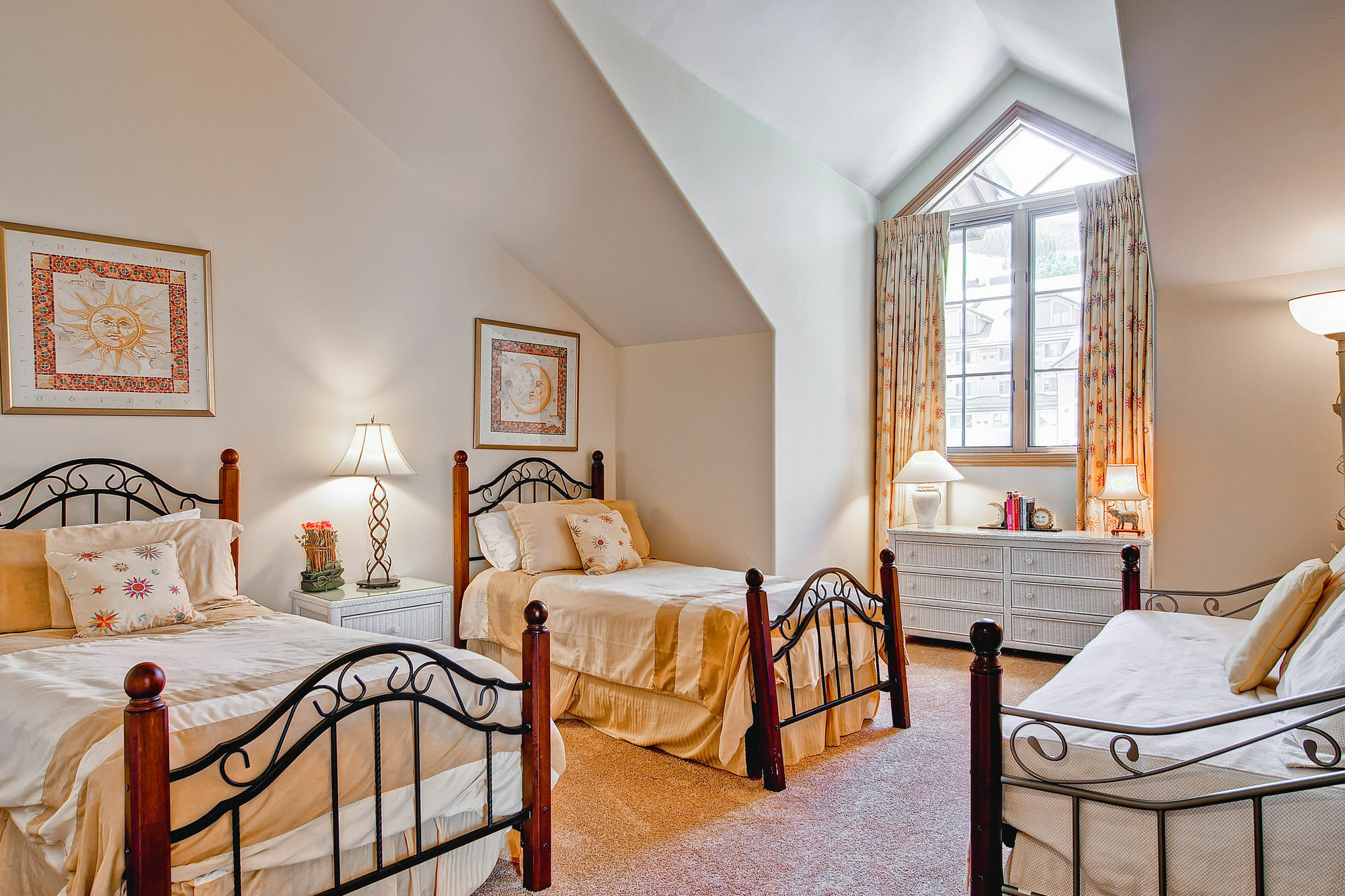 Oxford Court By East West Beaver Creek