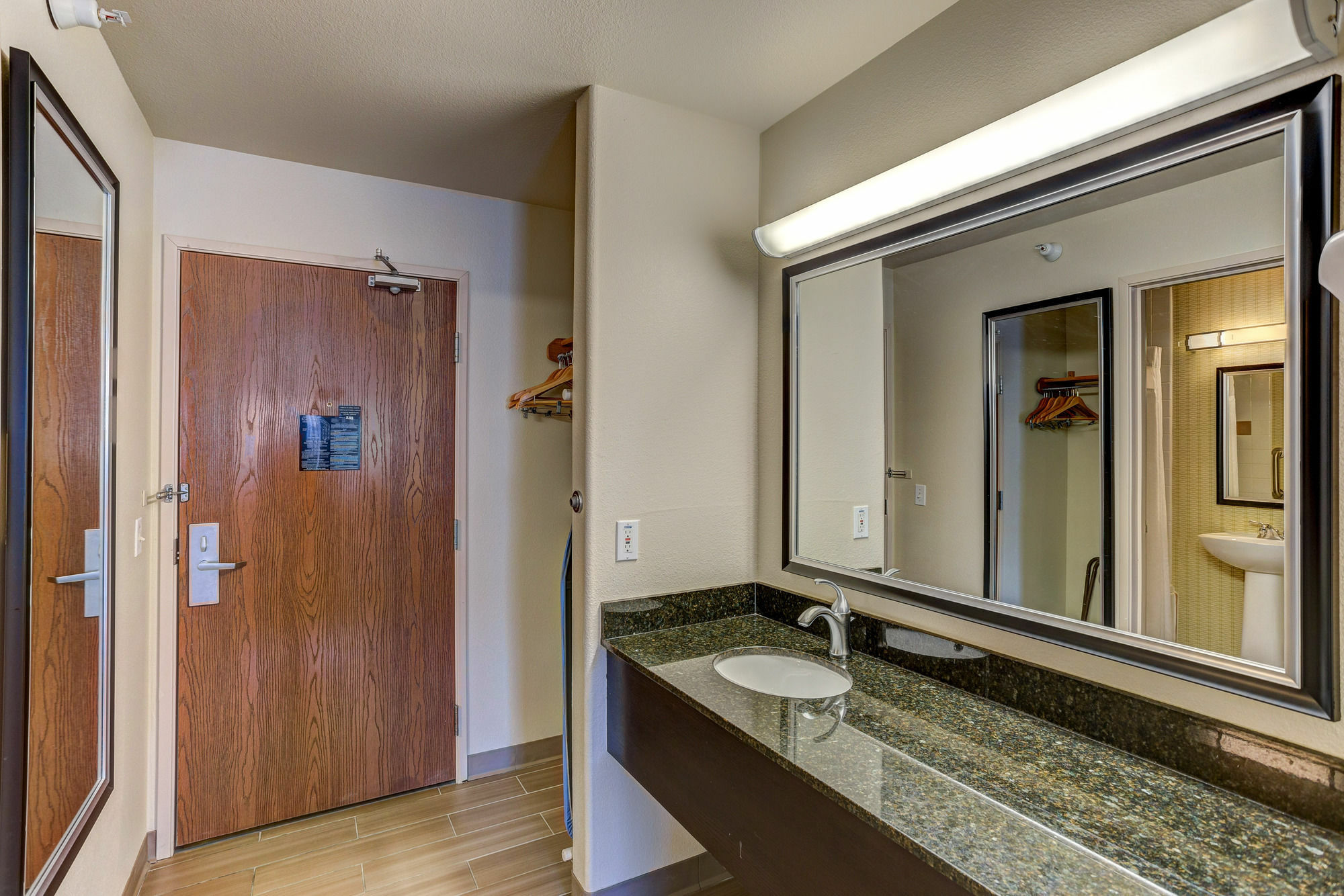 Hotel Holiday Express & - Black Canyon Area By Ihg