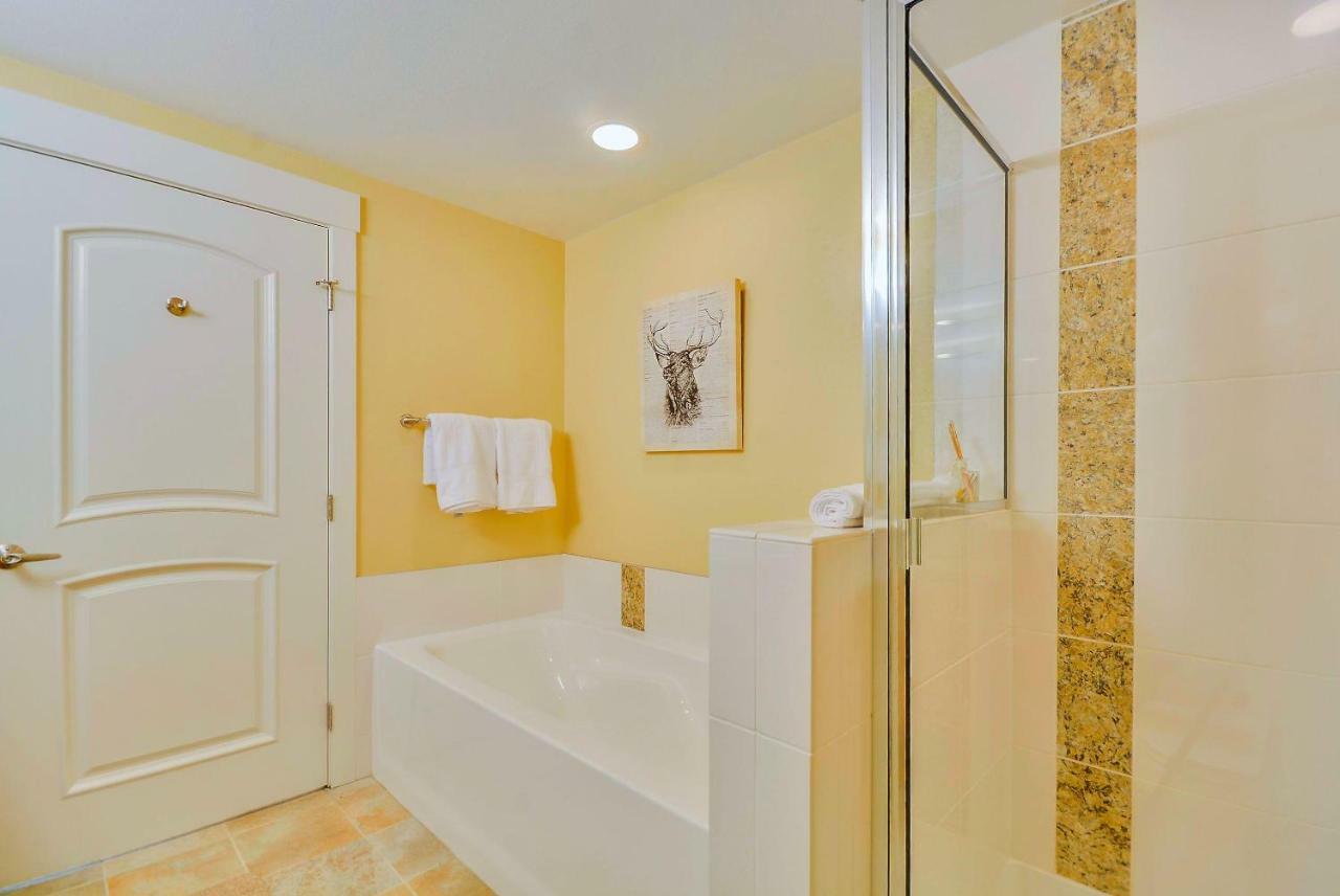 Holiday home Ski-out Luxury Condo: Mountain Views & Hot Tub Retreat