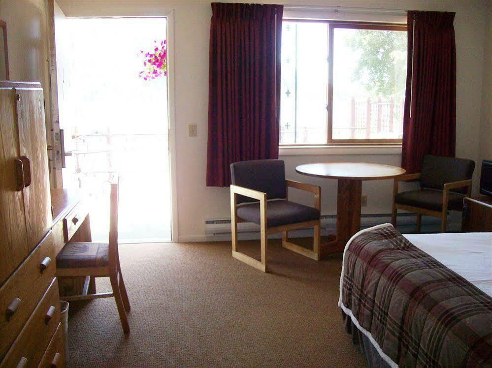 Western Riviera Lakeside Motel