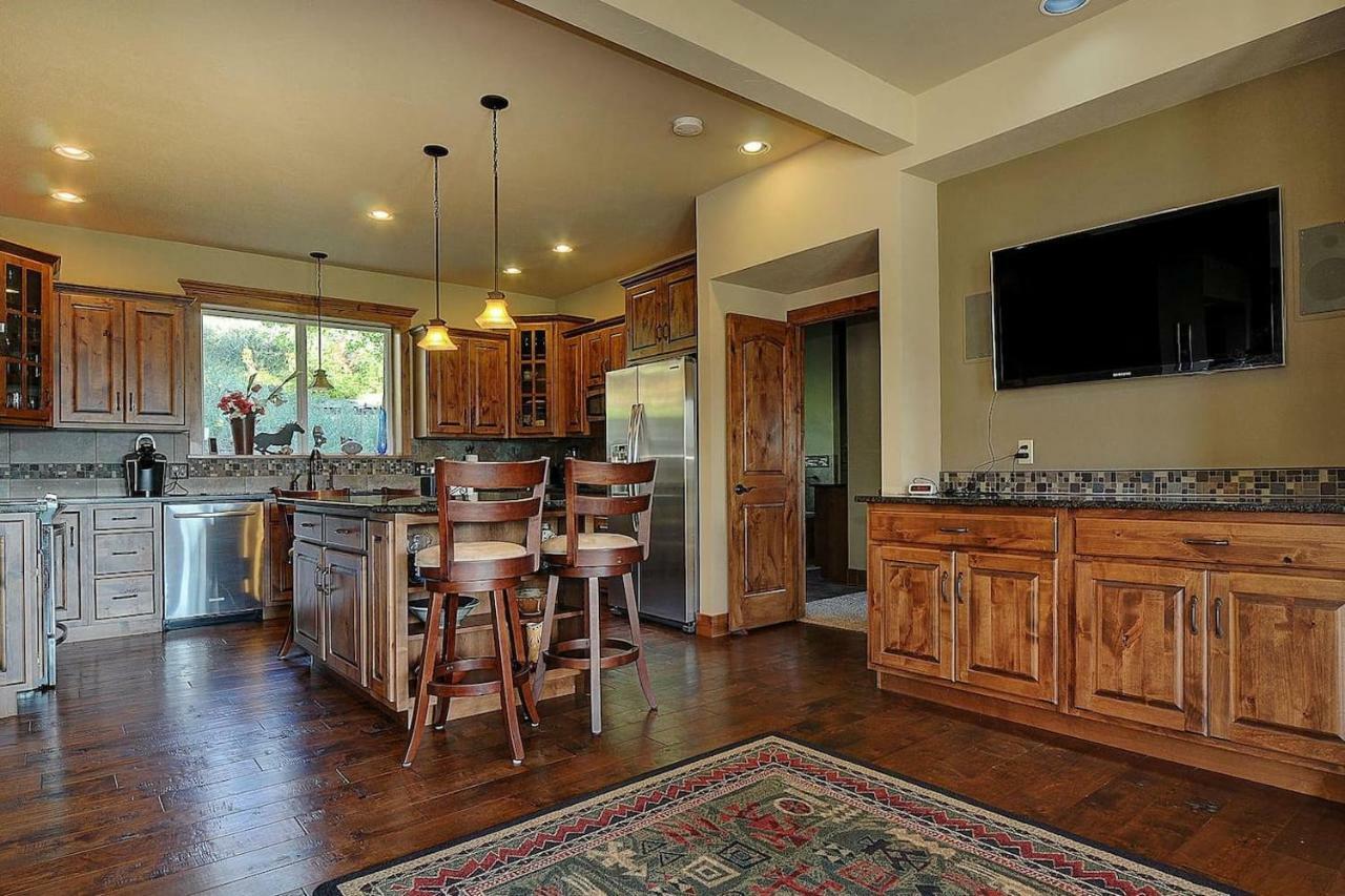Private Retreat On Working Horse And Cattle Ranch