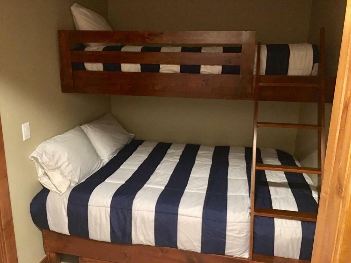 Apartamento 610 West Lionshead Circle Unit 216 *