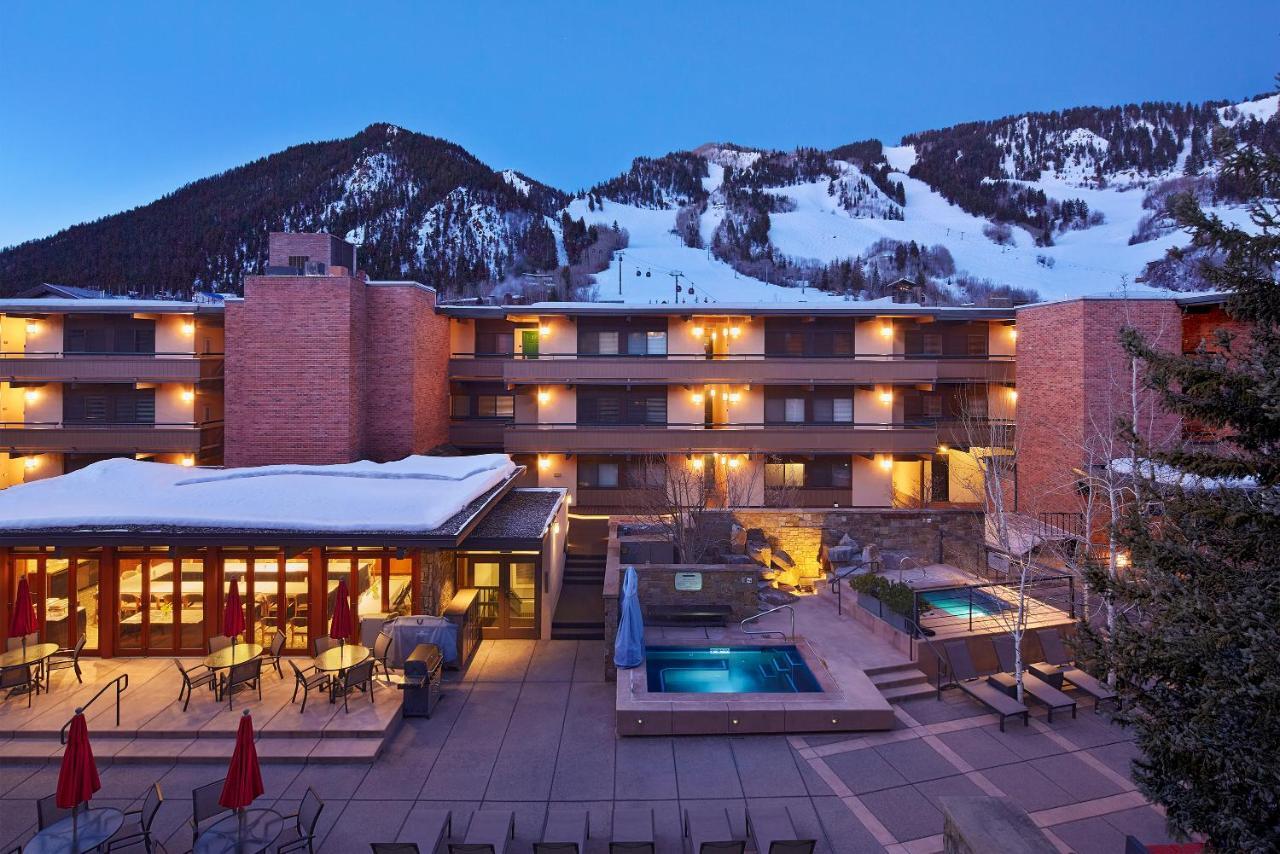 Square Condominium 3*