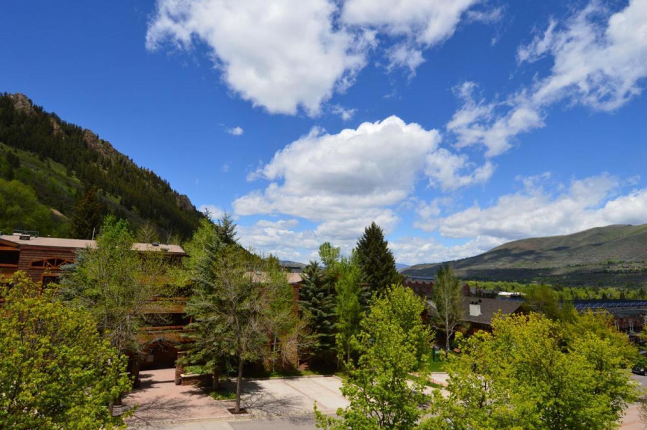 Durant Unit B202, Spacious With Great Views, Excellent Location 2 Blocks To Slopes * Aspen