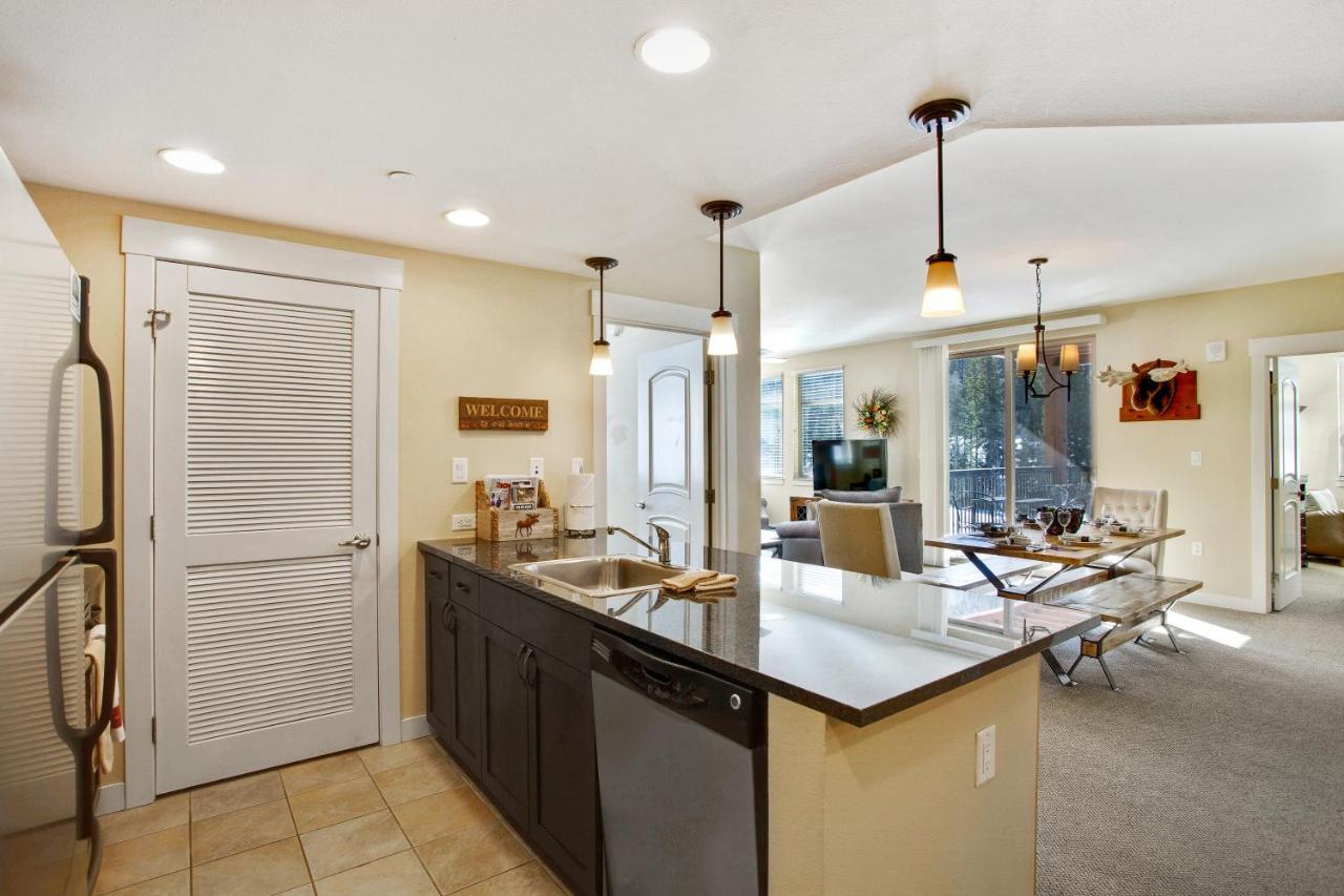 Ski-view Luxury Condo: Hot Tub & Activity Package
