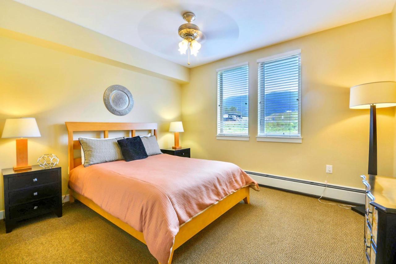 Ski-view Luxury Condo: Hot Tub & Activity Package Holiday home