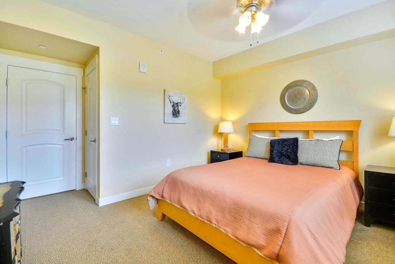 Ski-view Luxury Condo: Hot Tub & Activity Package