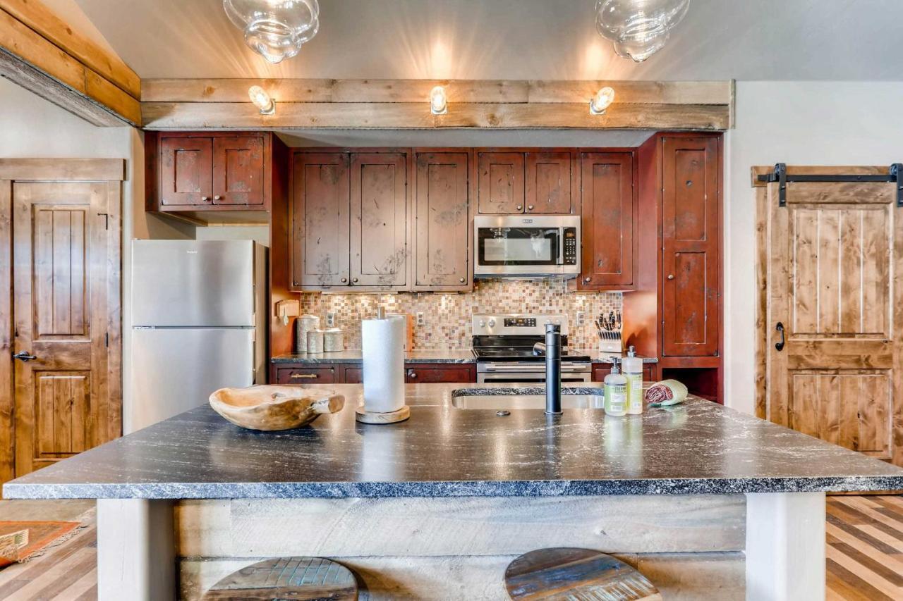 Holiday home Updated Western 2 Blocks To Grand Lake! *