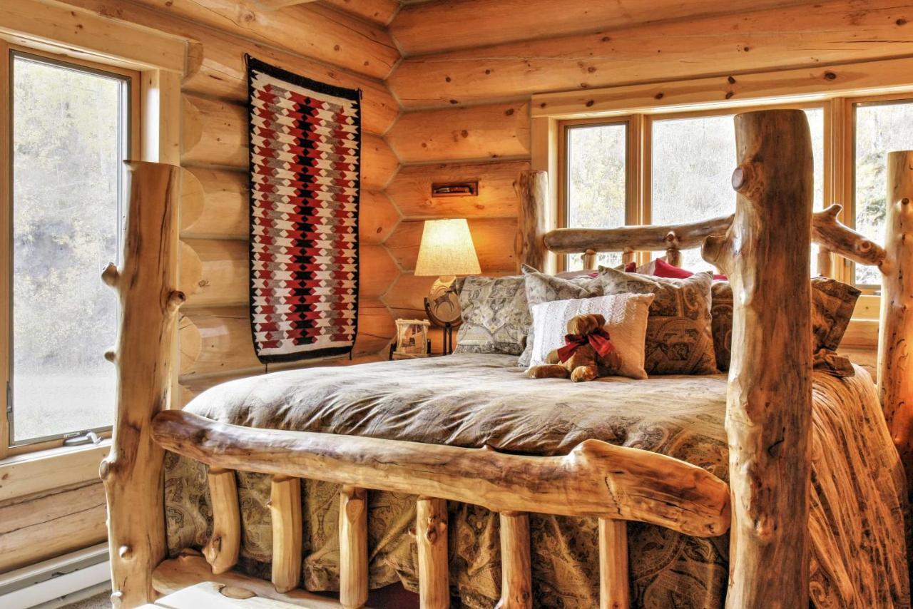 Secluded With Mountain Views And Hot Tub Holiday home Granby