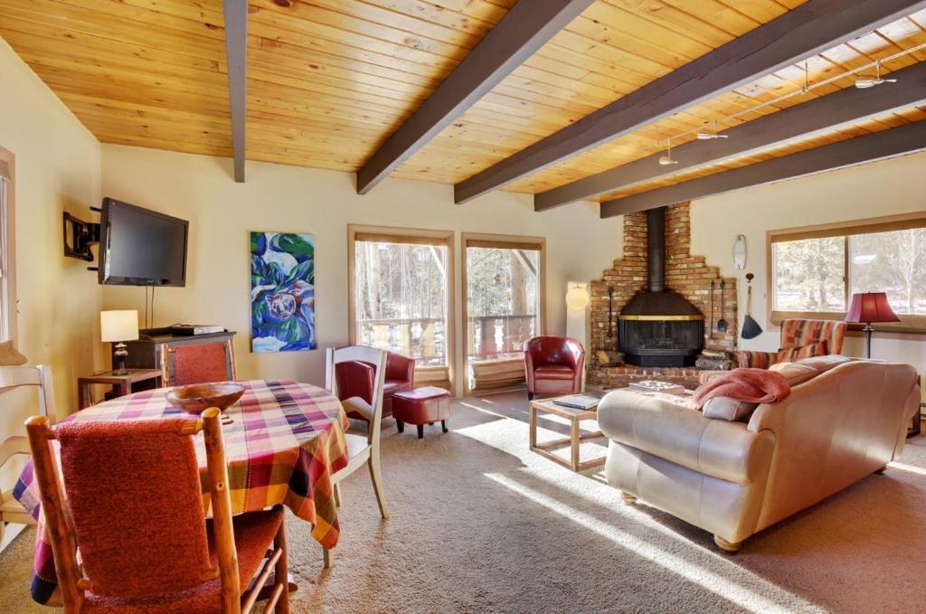 Pet-friendly Abode With Mountain Views! Holiday home