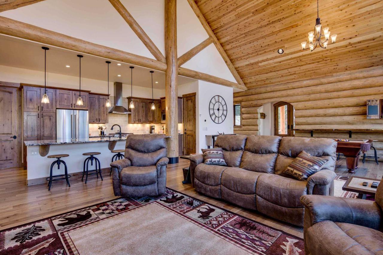 Luxe Breck Log With Hot Tub, Bar And Views!