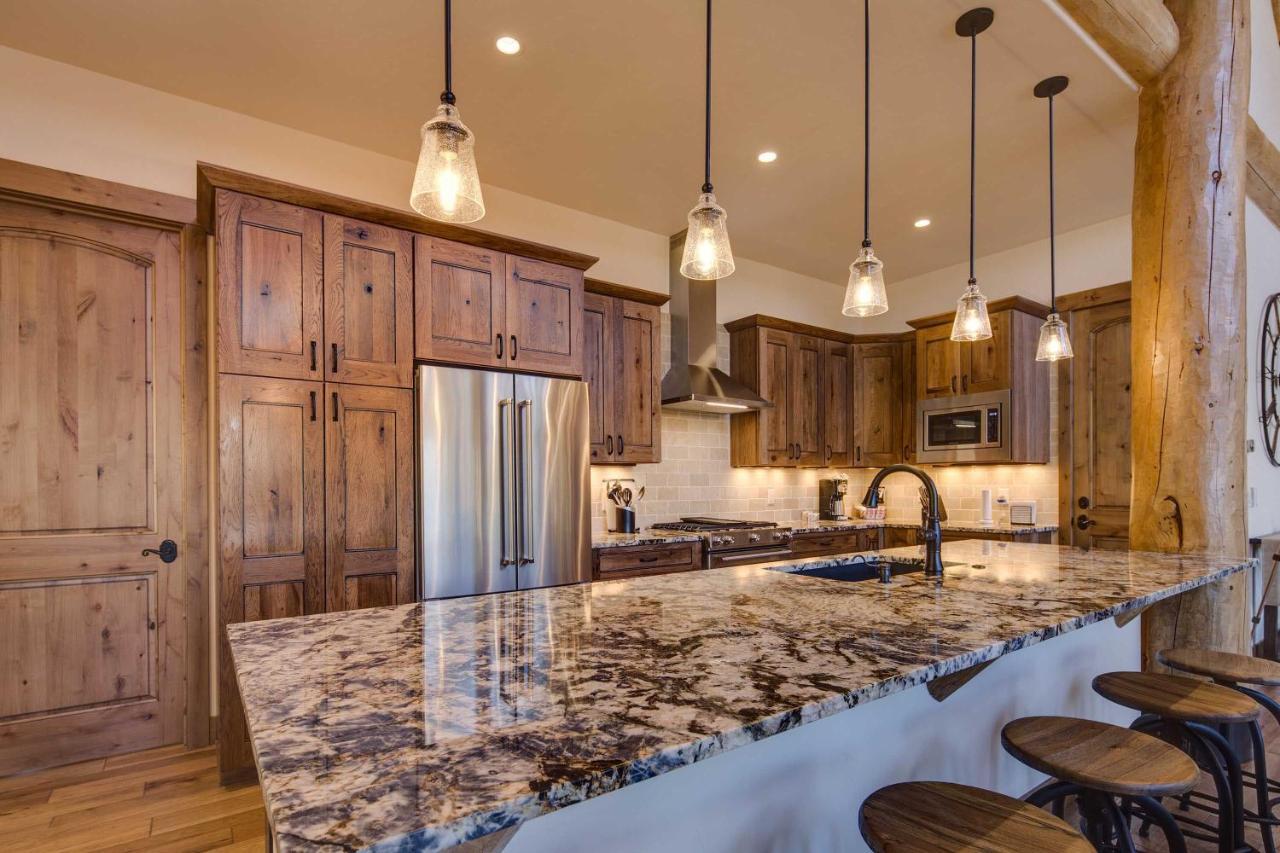 Luxe Breck Log With Hot Tub, Bar And Views! Casa de férias