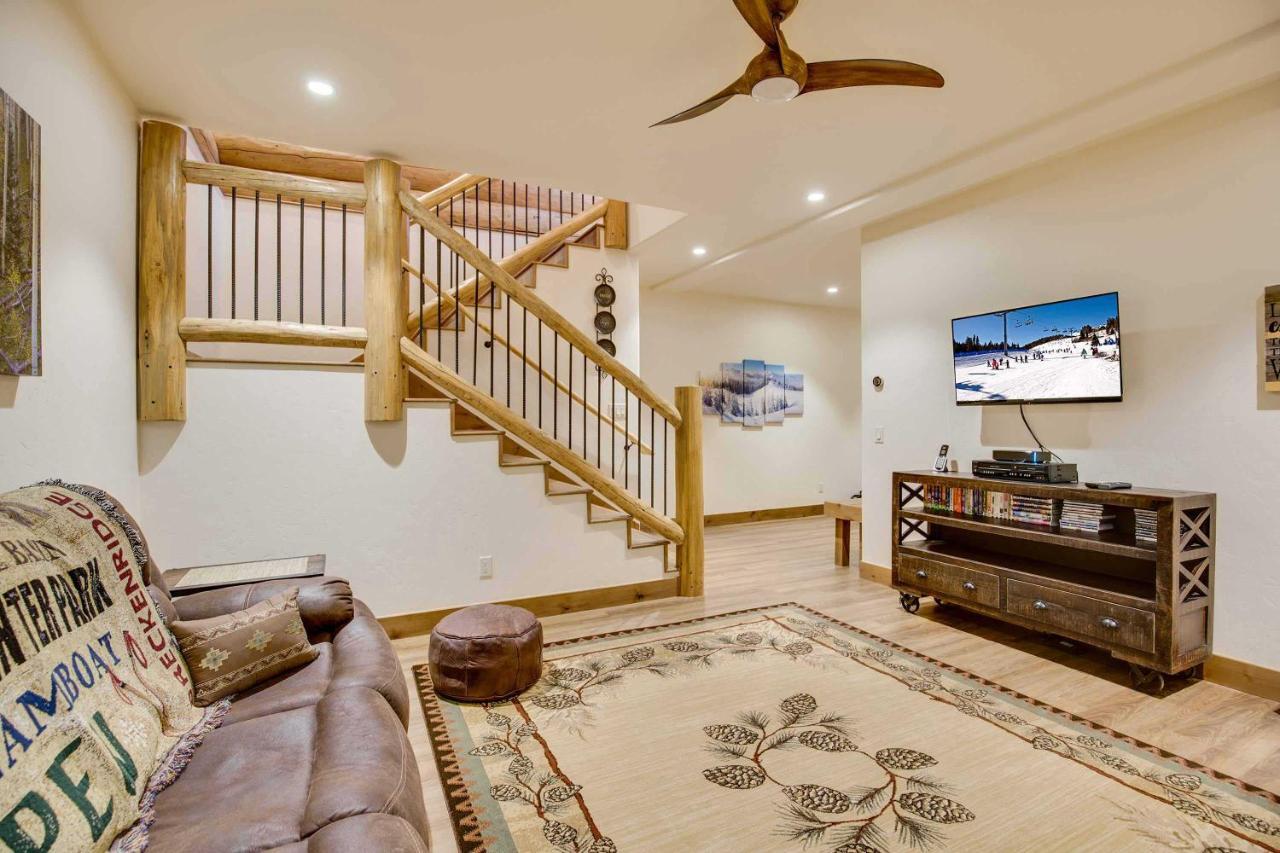 Casa de férias Luxe Breck Log With Hot Tub, Bar And Views! Breckenridge