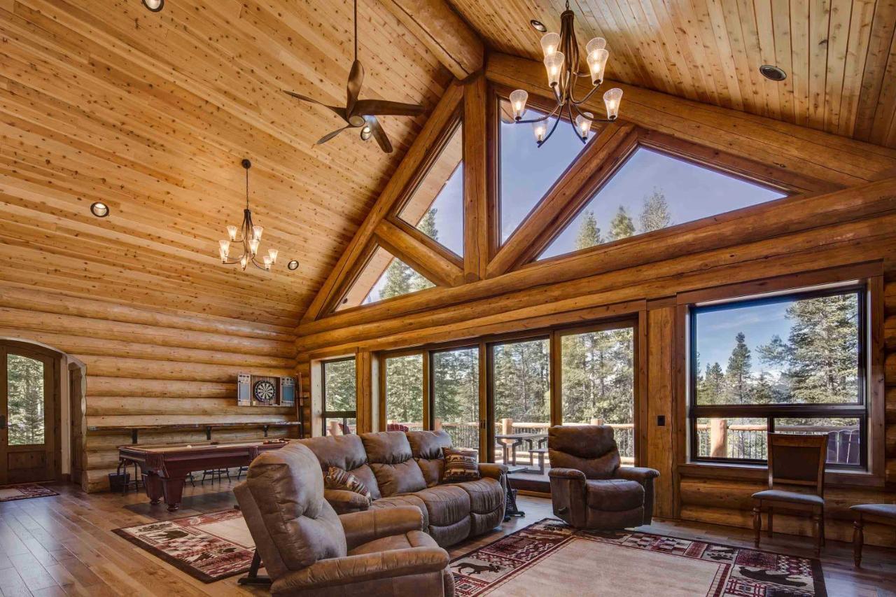 Luxe Breck Log With Hot Tub, Bar And Views! Casa de férias *