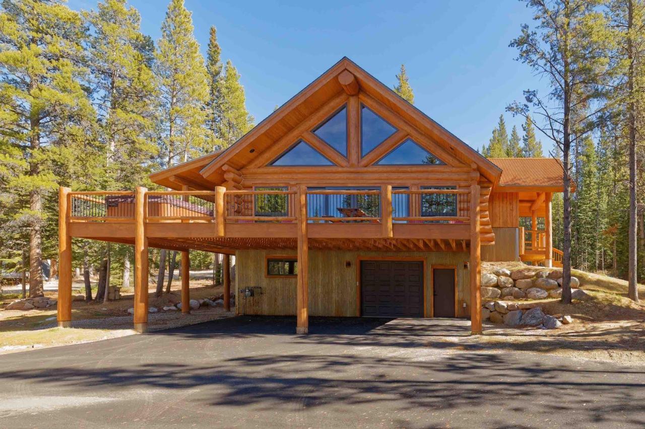 Luxe Breck Log With Hot Tub, Bar And Views! Casa de férias