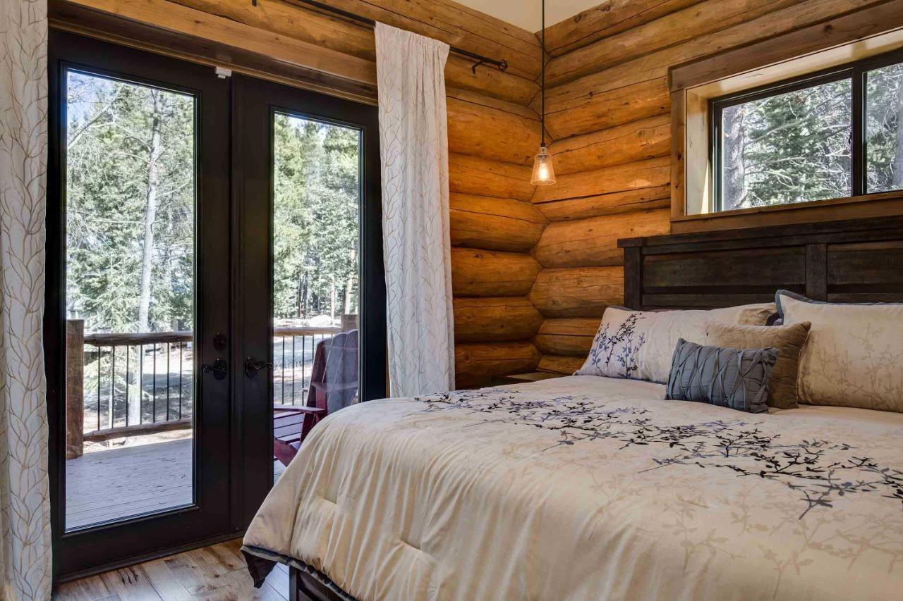Casa de férias Luxe Breck Log With Hot Tub, Bar And Views! Breckenridge