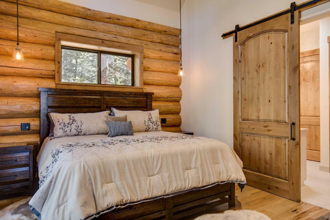 Luxe Breck Log With Hot Tub, Bar And Views!