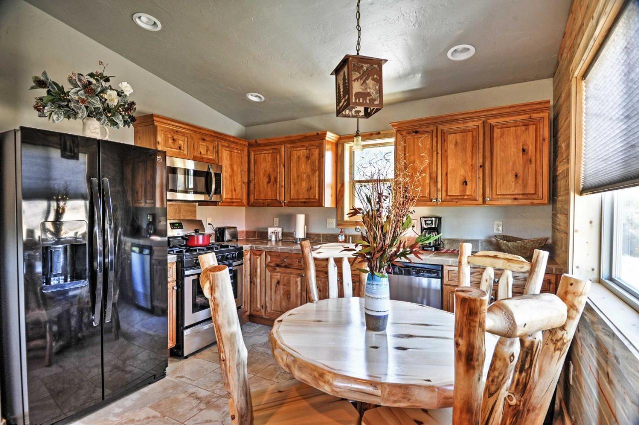 Escape With Deck, Hot Tub And Grill!